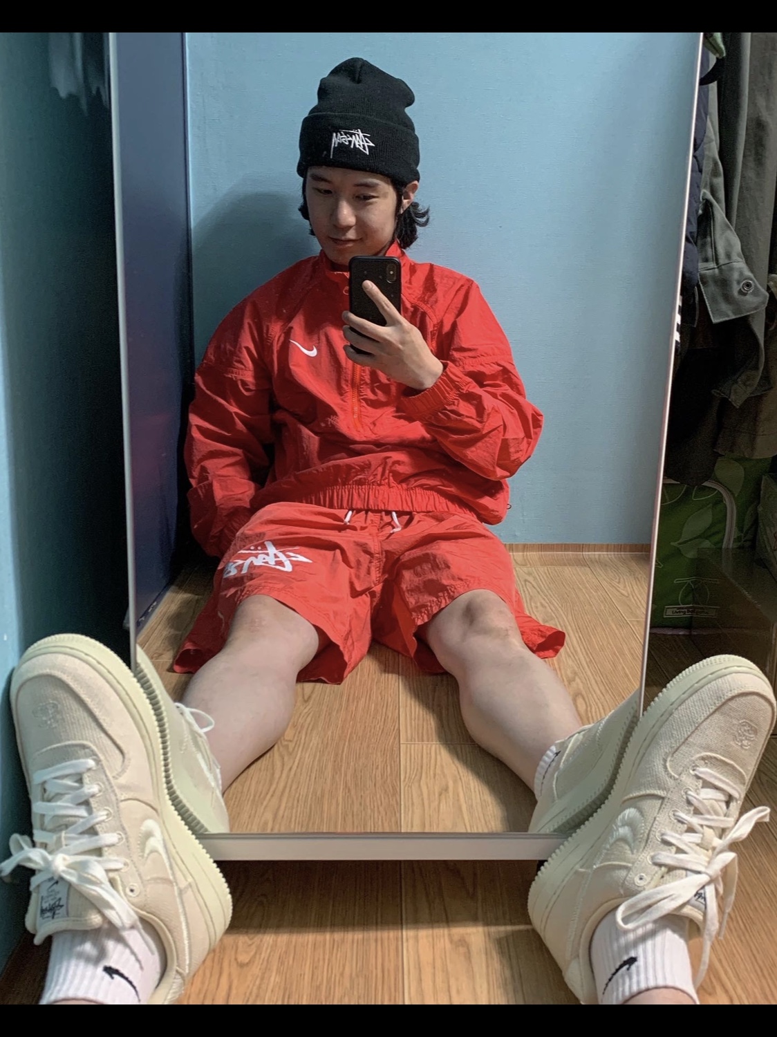 Nike x Stussy Air Force 1 Low Fossil, Nike x Stussy Windrunner Jacket Habanero Red 착용 스타일