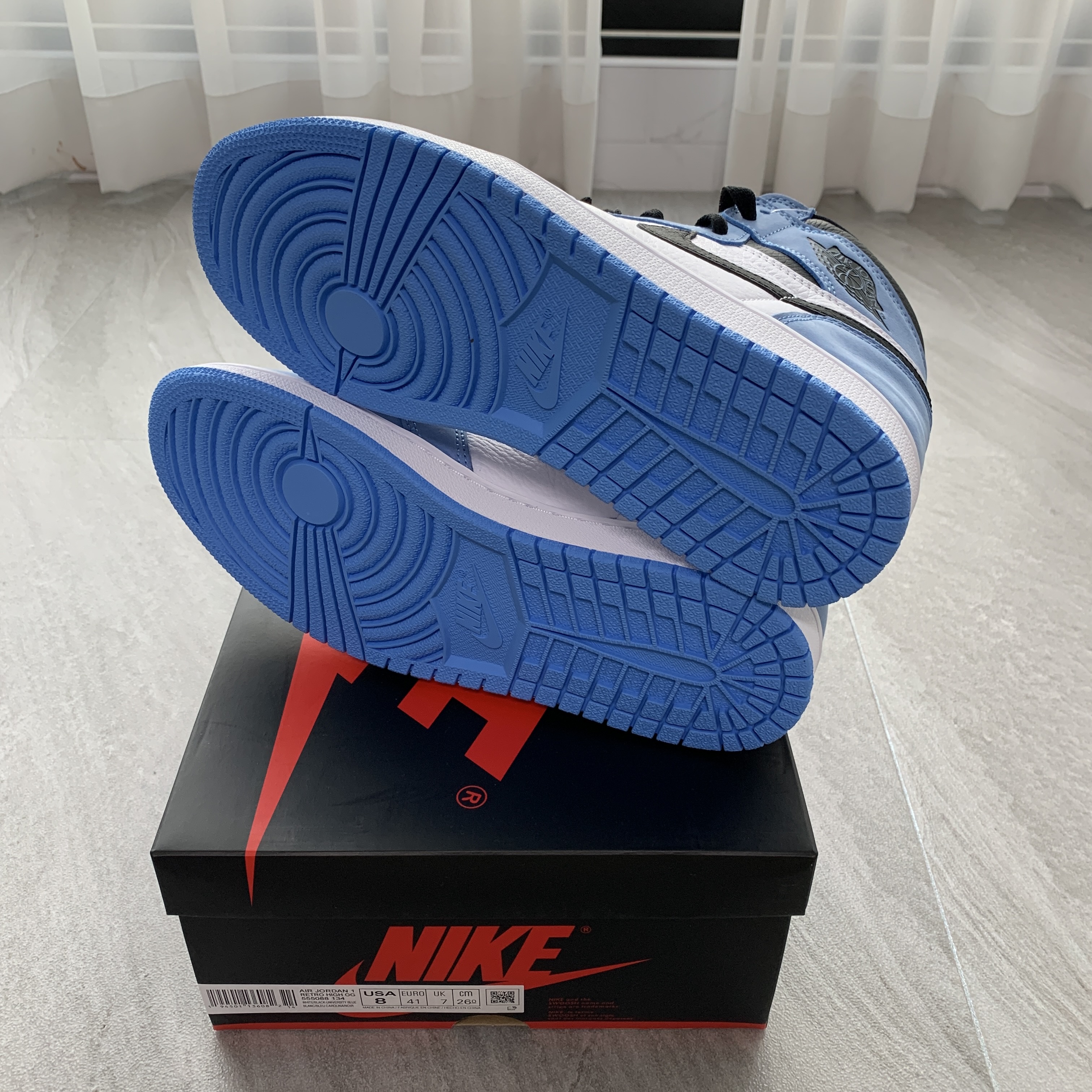 Jordan 1 Retro High OG University Blue 착용 스타일 - 5