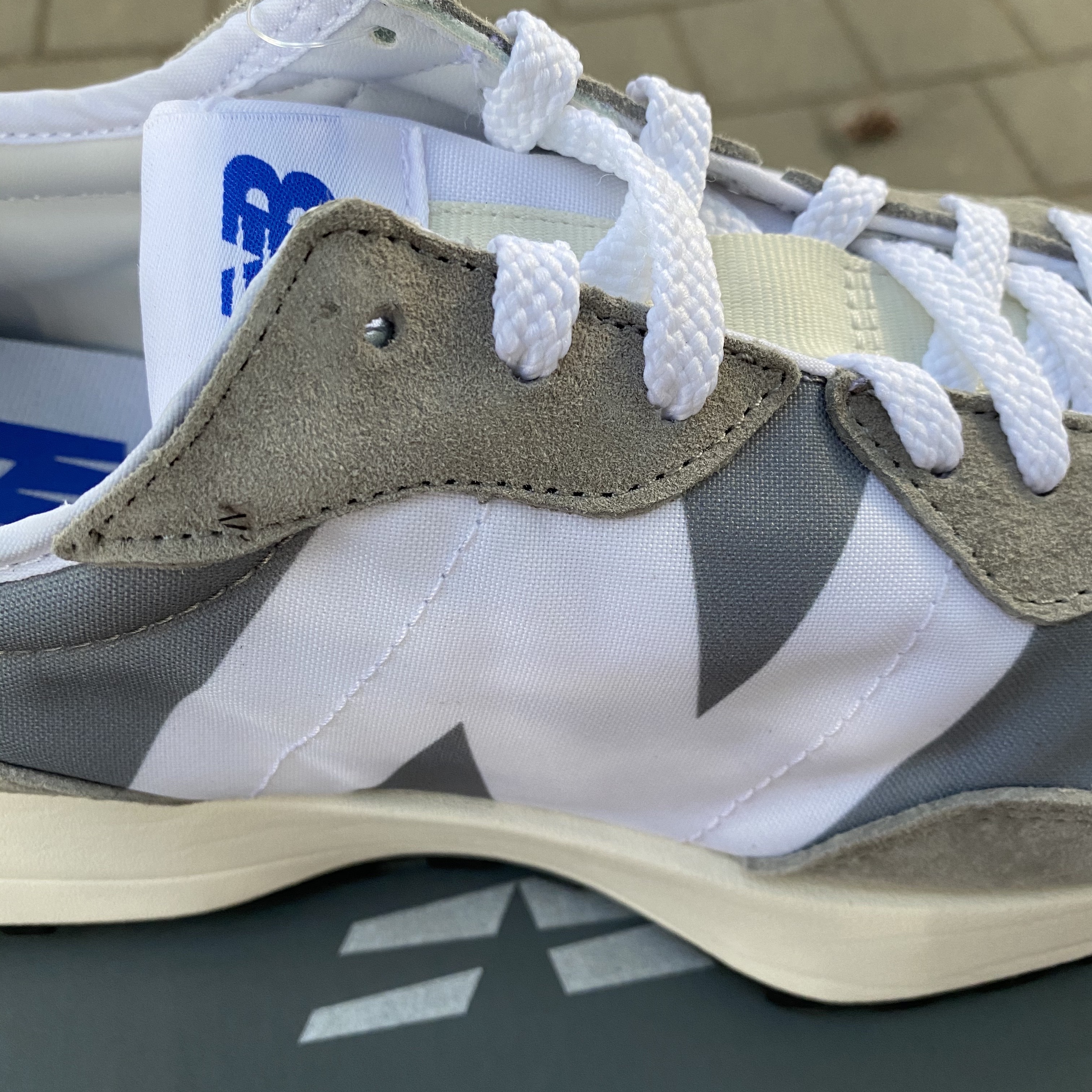 New Balance 327 Grey 착용 스타일