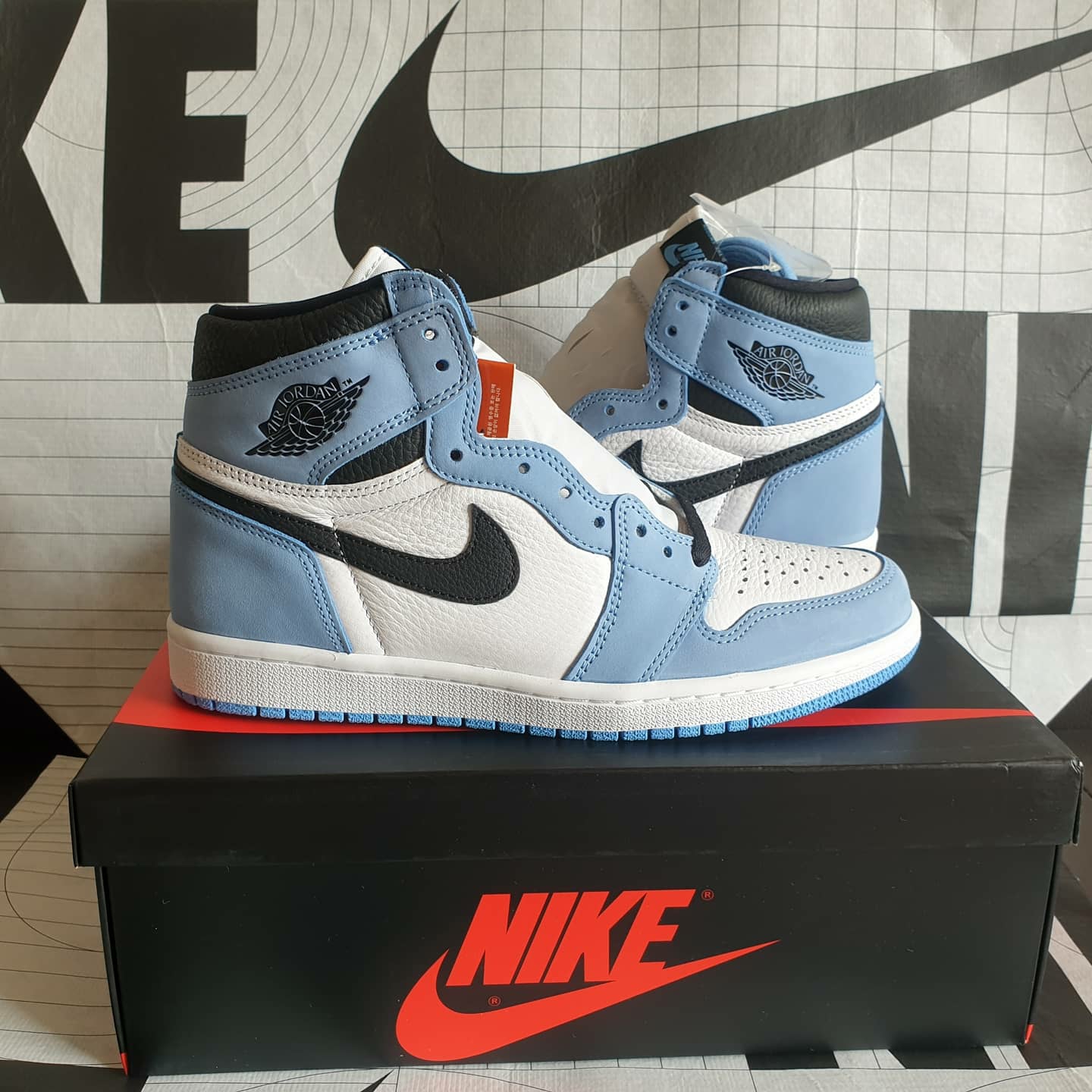 Jordan 1 Retro High OG University Blue 착용 스타일 - 3