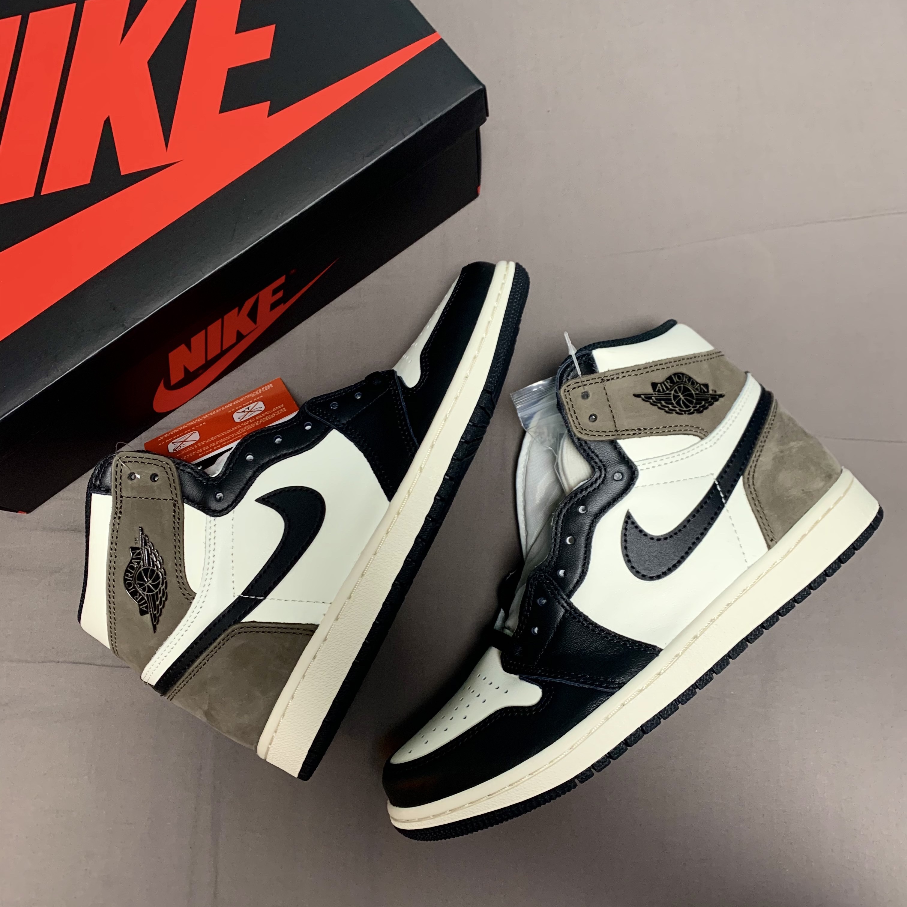 Jordan 1 Retro High OG Black Mocha 착용 스타일