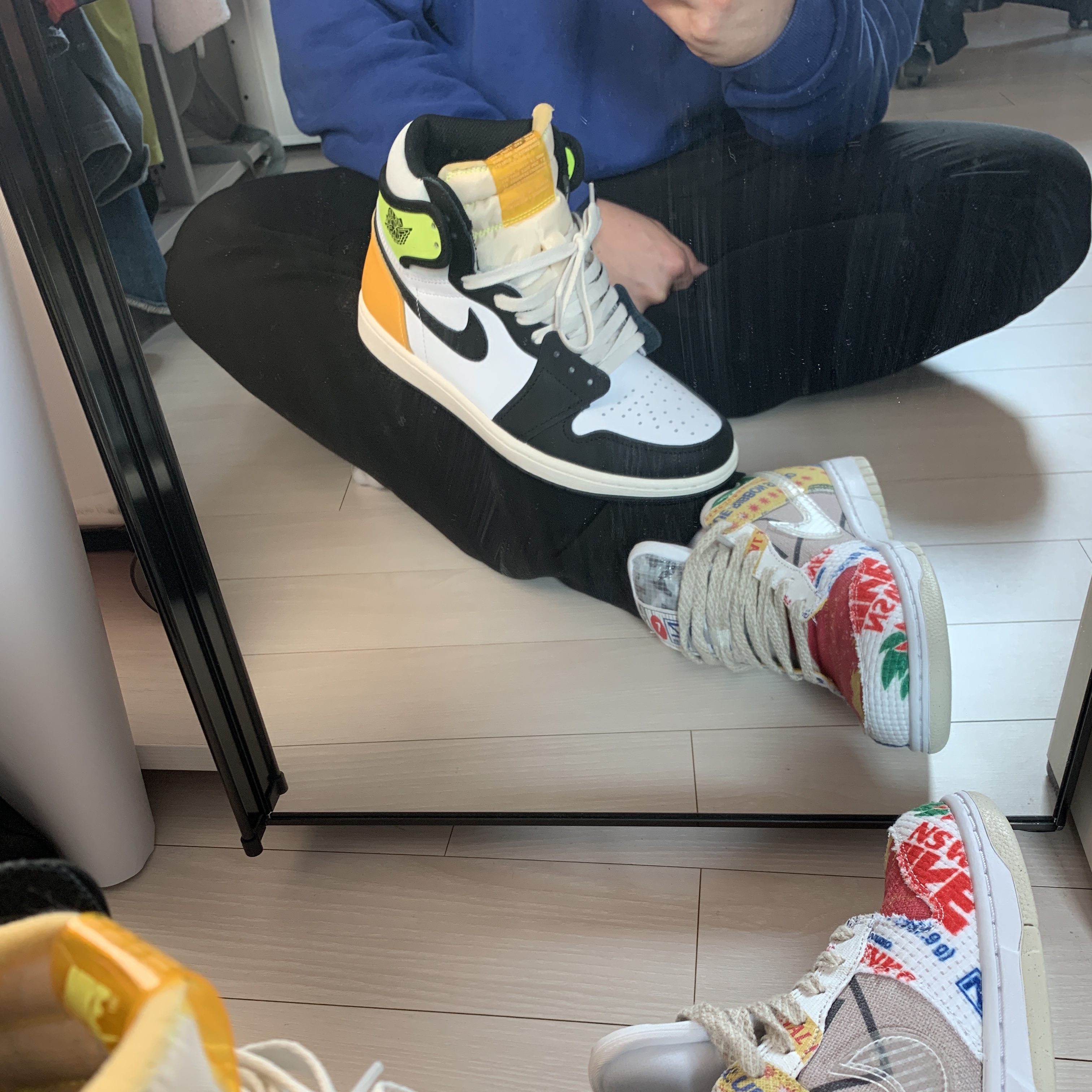 Jordan 1 Retro High OG Volt Gold, Nike Dunk Low SP City Market 착용 스타일