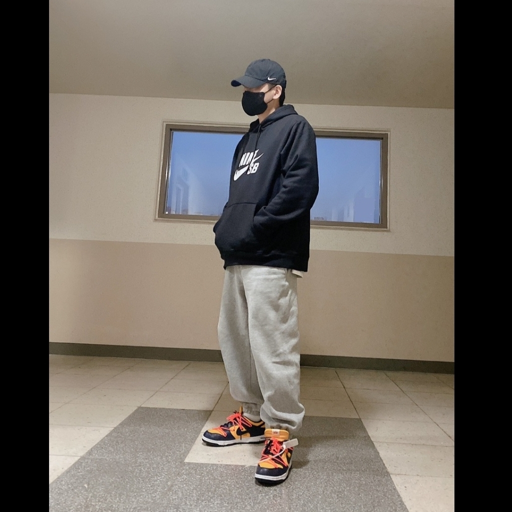 Nike x Off-White Dunk Low University Gold Midnight Navy 착용 스타일