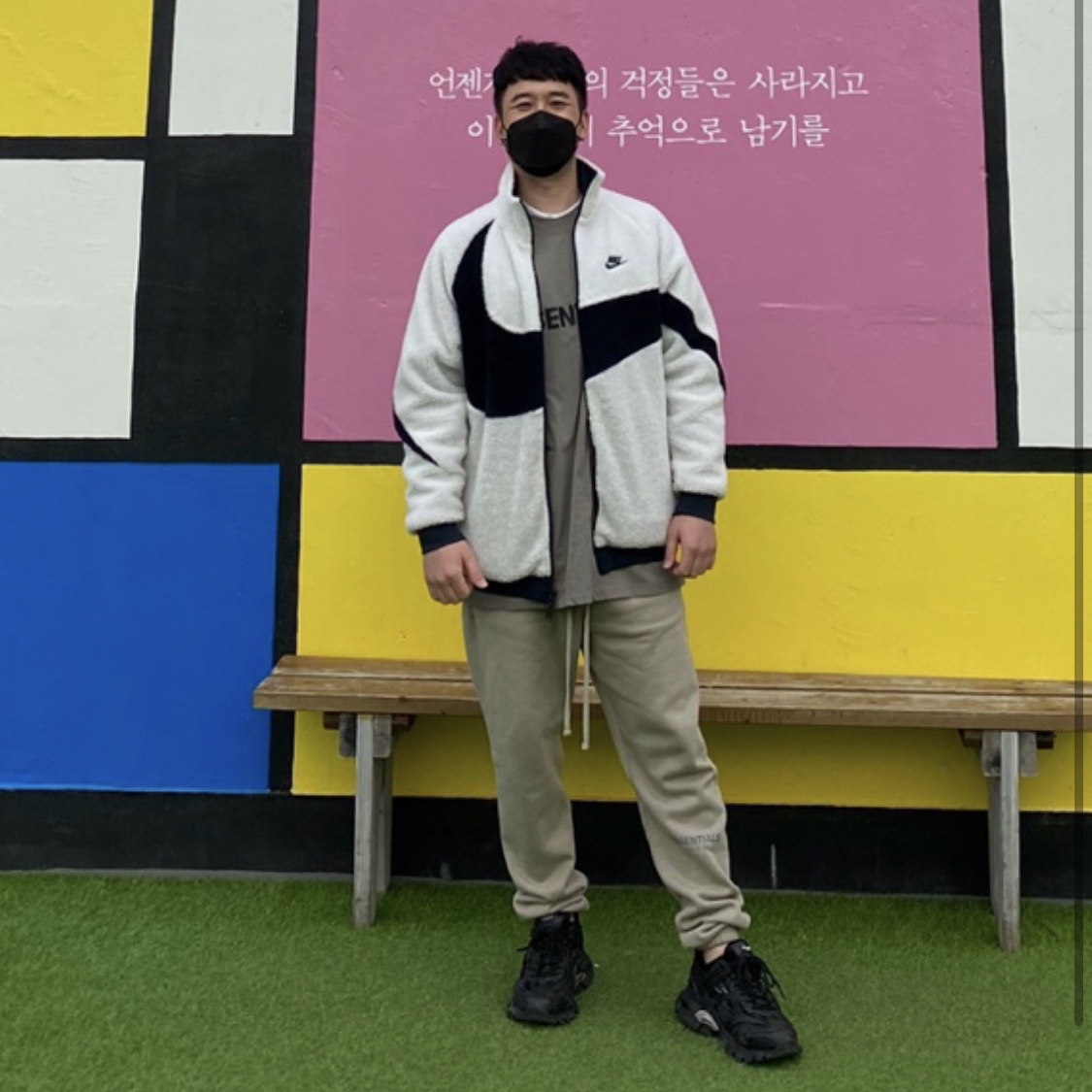 Nike Big Swoosh Full Zip Jacket White Navy, Essentials Sweatpants Olive/Khaki - 20FW 착용 스타일