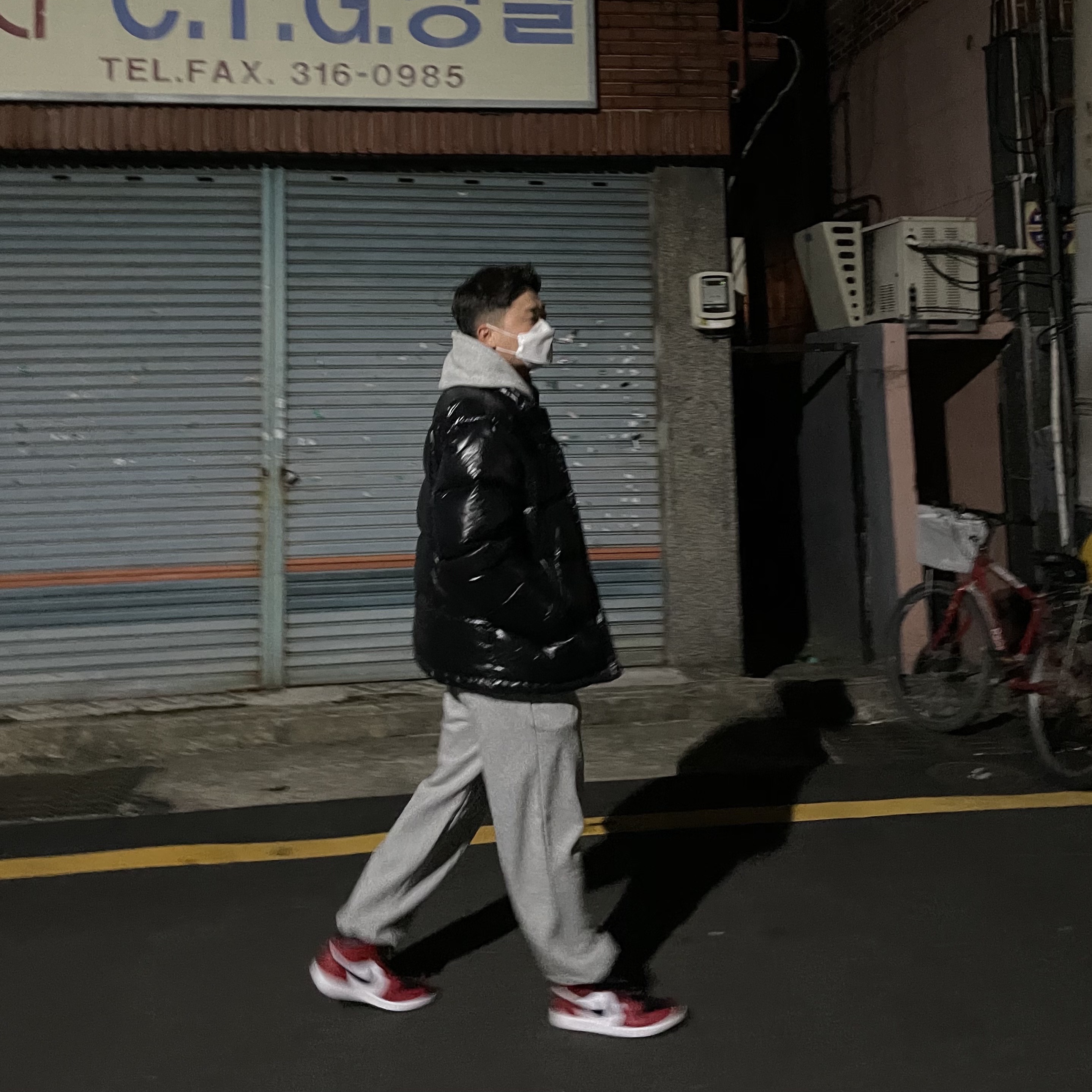 Jordan 1 Mid Chicago Black Toe ์ฐฉ์ฉ ์คํ์ผ - 1