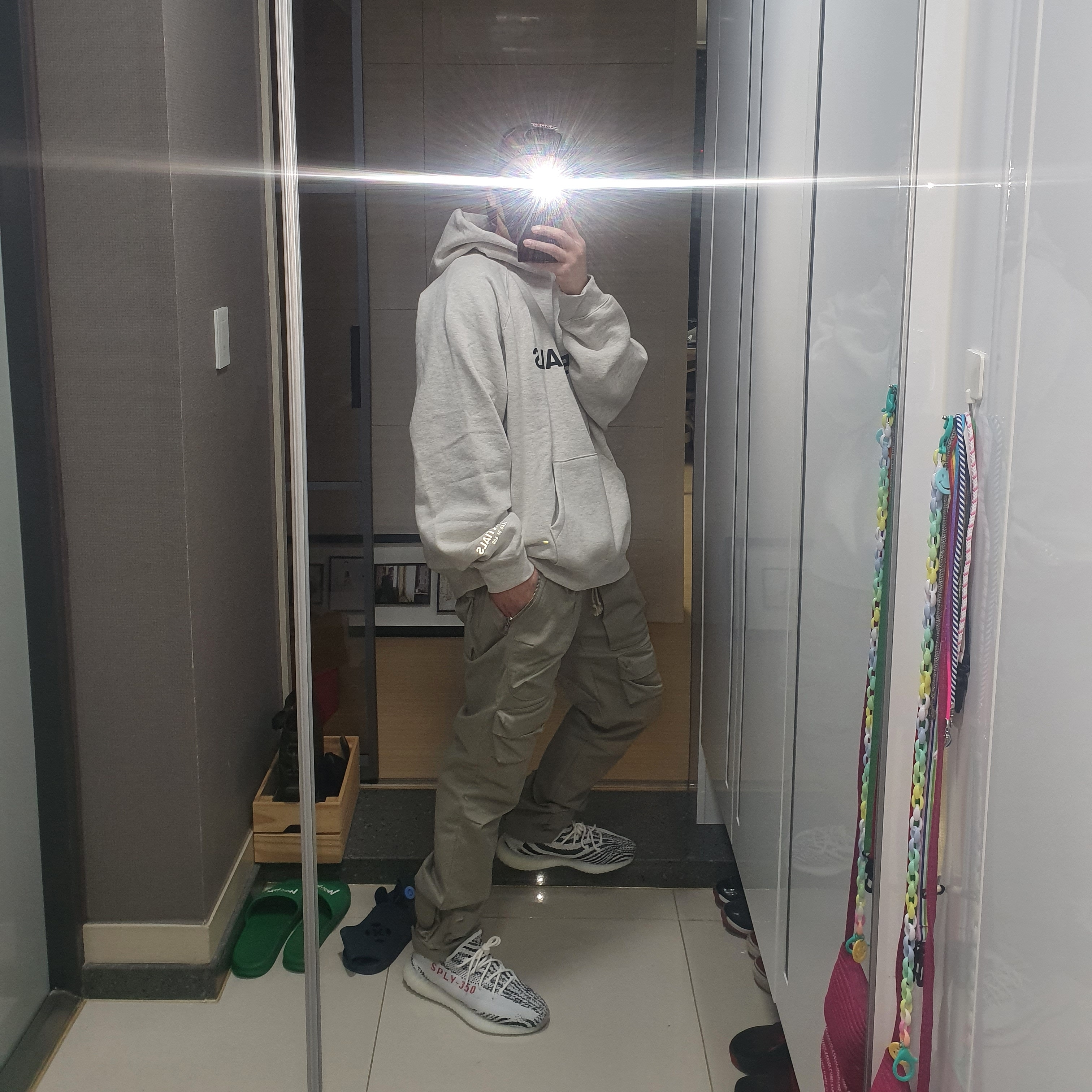 Essentials 3D Silicon Applique Pullover Hoodie Oatmeal/Oatmeal Heather/Light Heather Oatmeal 2020, Adidas Yeezy Boost 350 V2 Zebra 2017/2019/2020 착용 스타일
