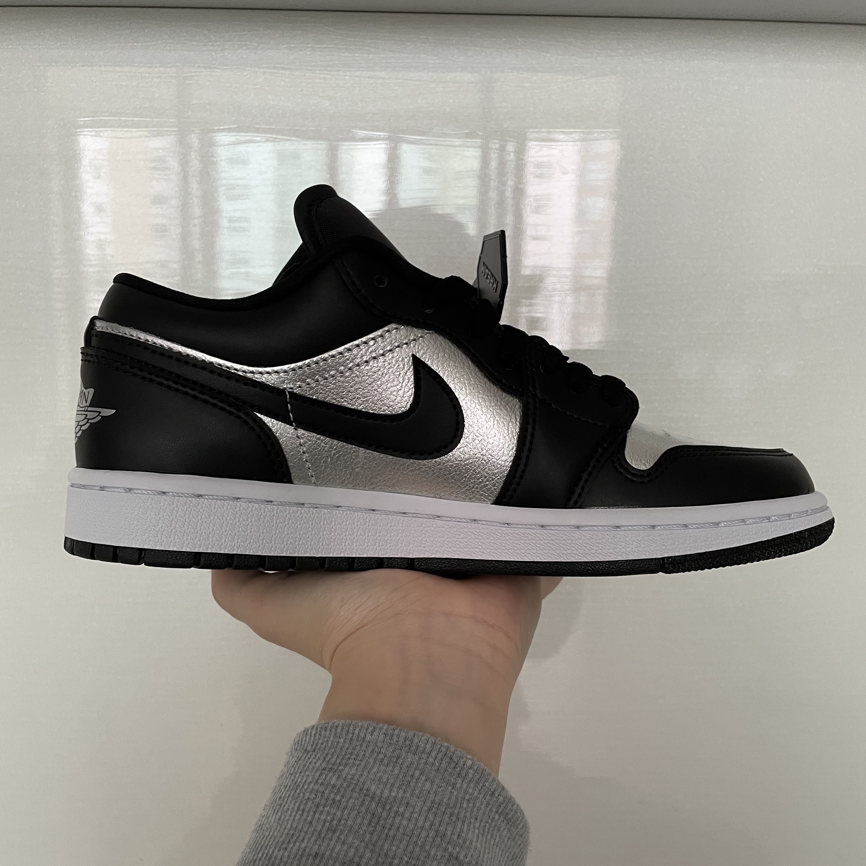 (W) Jordan 1 Low SE Silver Toe 착용 스타일 - 2