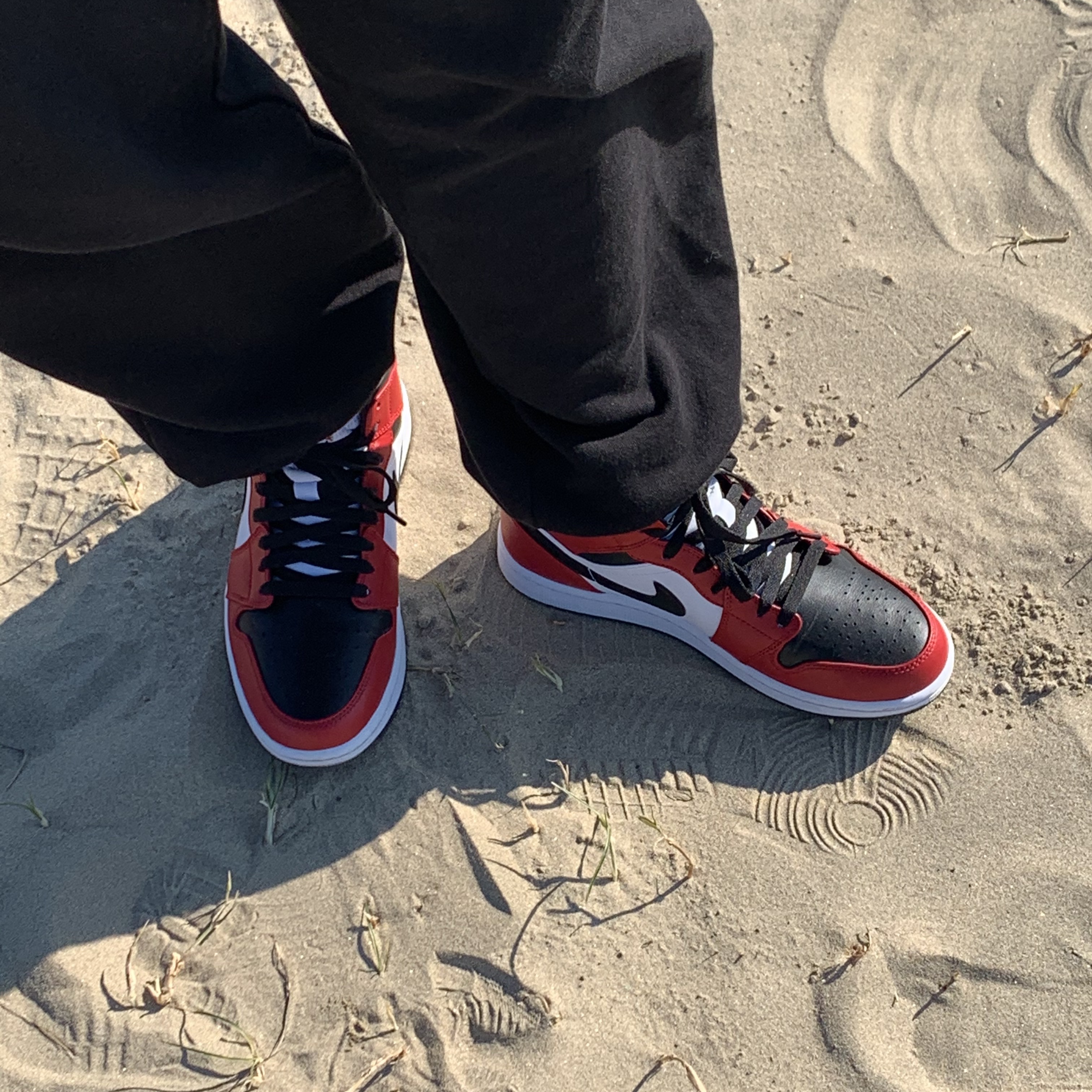 Jordan 1 Mid Chicago Black Toe ์ฐฉ์ฉ ์คํ์ผ - 2