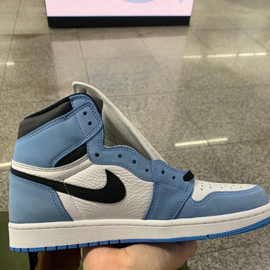 Jordan 1 Retro High OG University Blue 착용 스타일 - 2