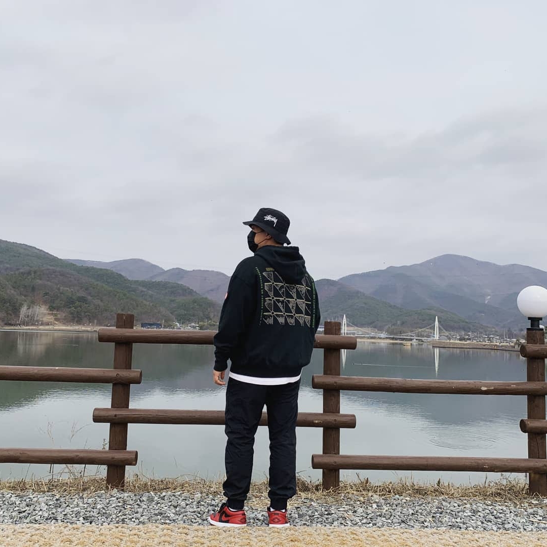 Nike x Stussy Bucket Hat Black, Jordan 1 Low Varsity Red 착용 스타일
