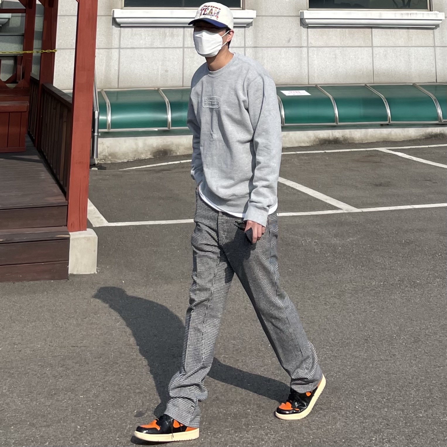 Jordan 1 Retro High Shattered Backboard 3.0, Supreme Cutout Logo Crewneck Heather Grey - 20SS 착용 스타일