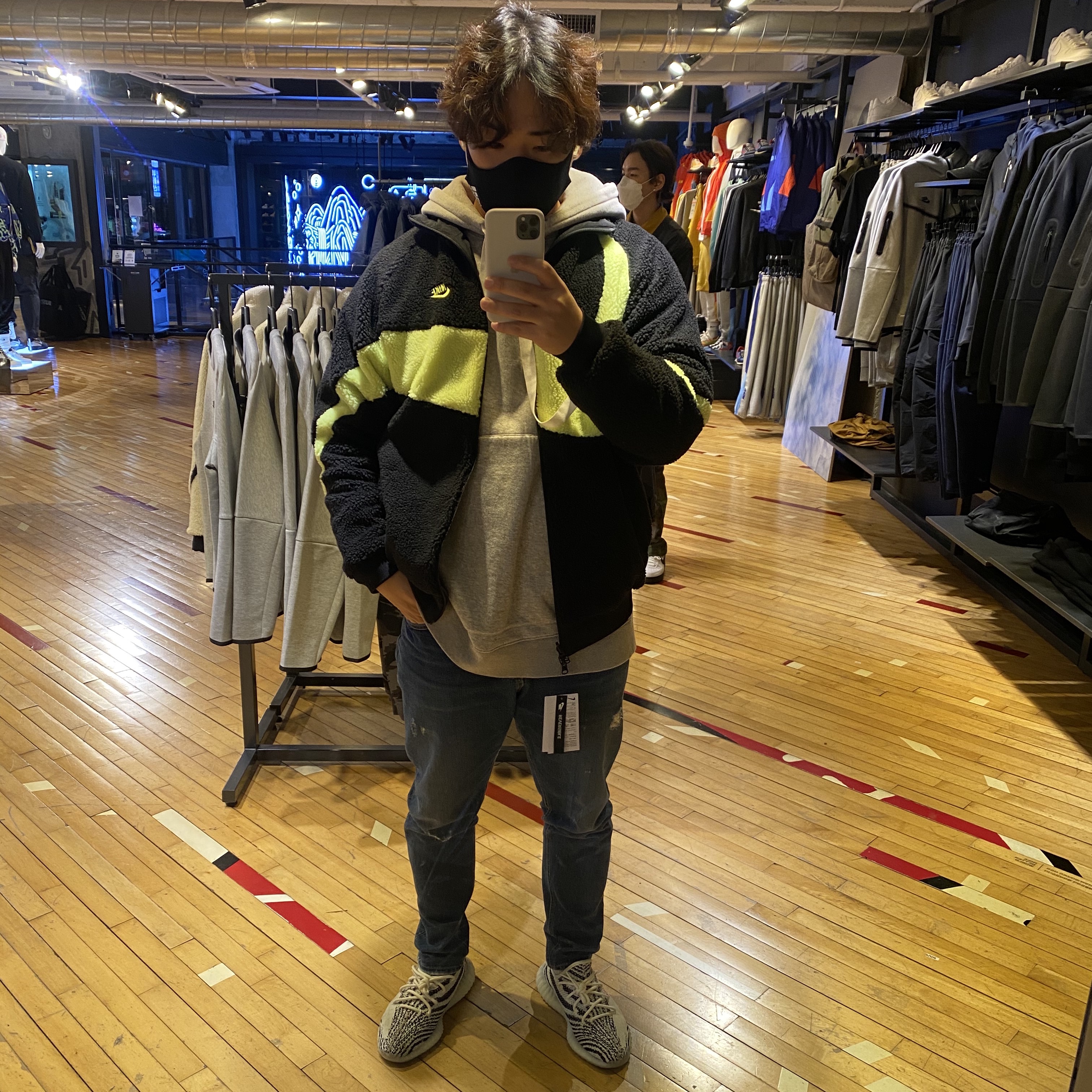 Adidas Yeezy Boost 350 V2 Zebra 2017/2019/2020, Nike Big Swoosh Full Zip Jacket Black Volt 착용 스타일