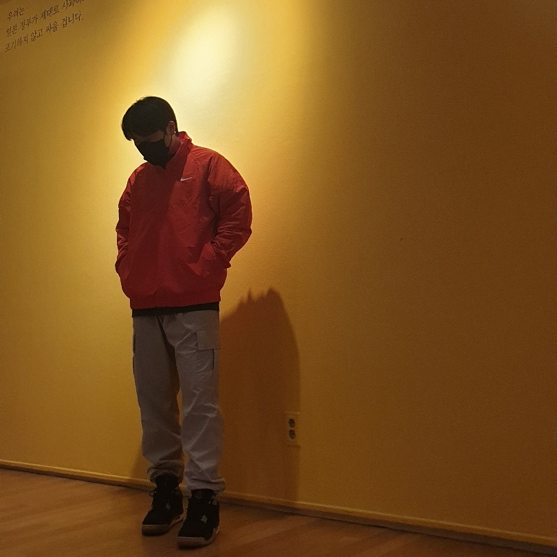 Nike x Stussy Windrunner Jacket Habanero Red, Jordan 4 Retro Bred 2019 착용 스타일 - 1