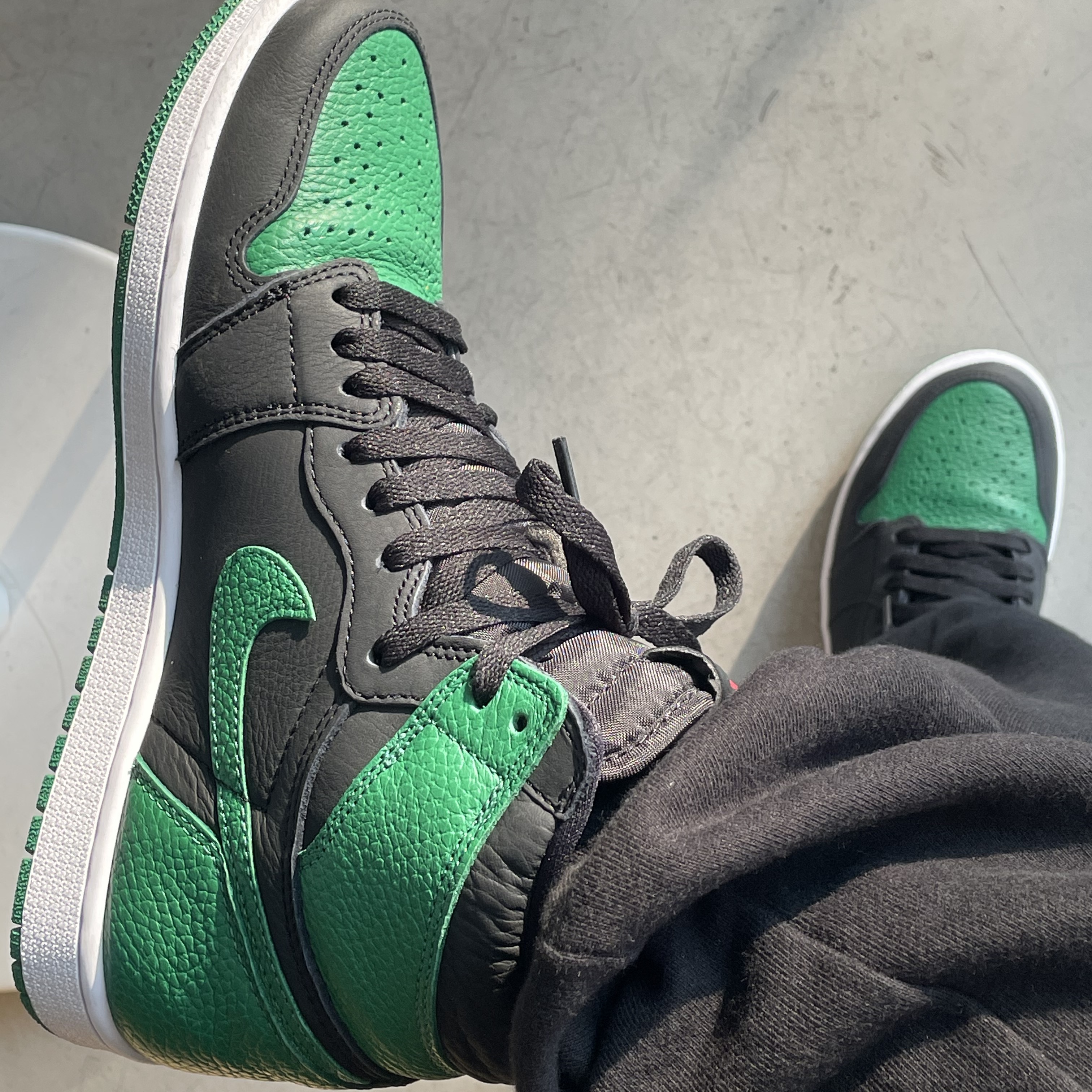 Jordan 1 Retro High OG Pine Green Black ์ฐฉ์ฉ ์คํ์ผ