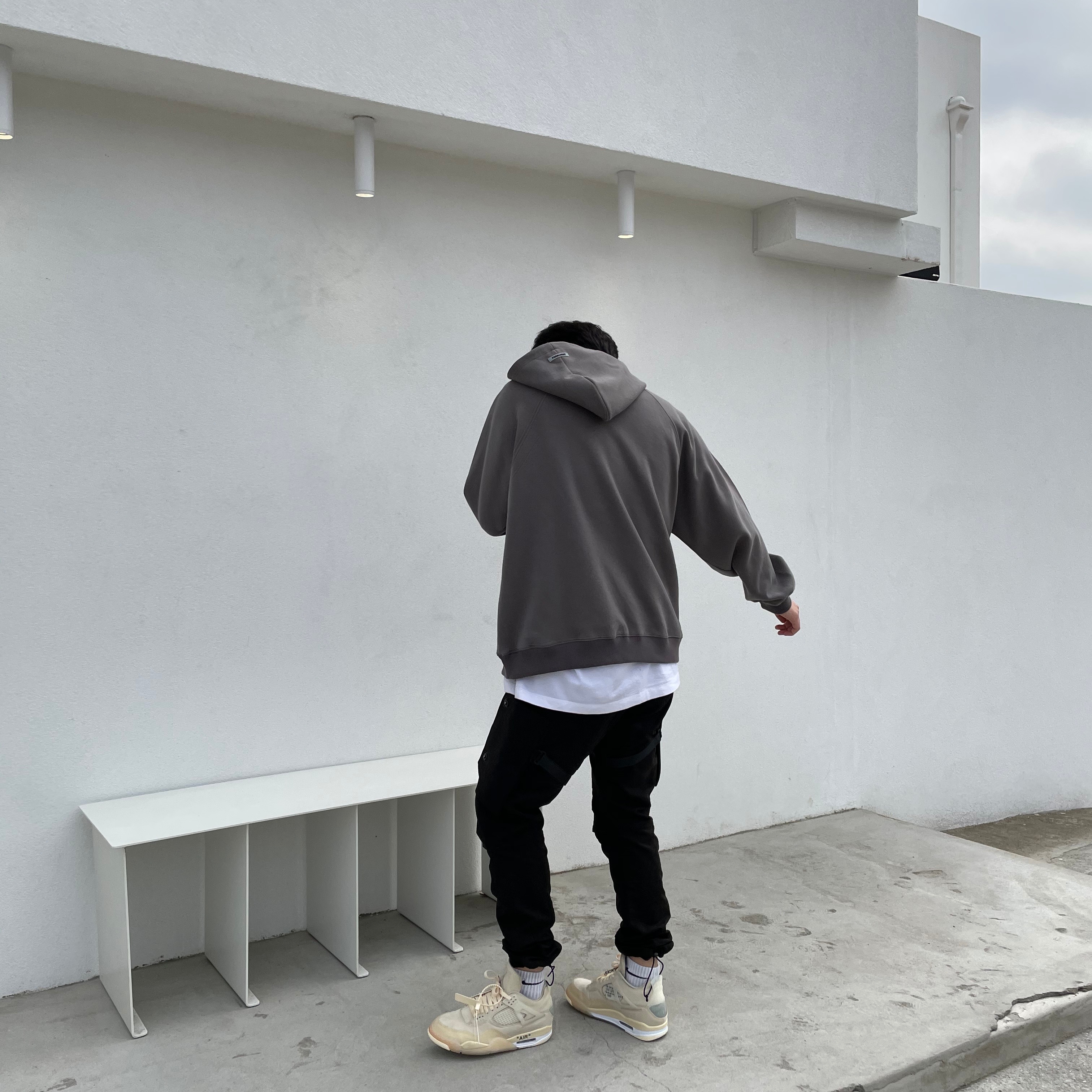 Adidas Yeezy Boost 700 Wave Runner Solid Grey 2017/2019, (W) Jordan 4 x Off-White Retro SP Sail 착용 스타일 - 2