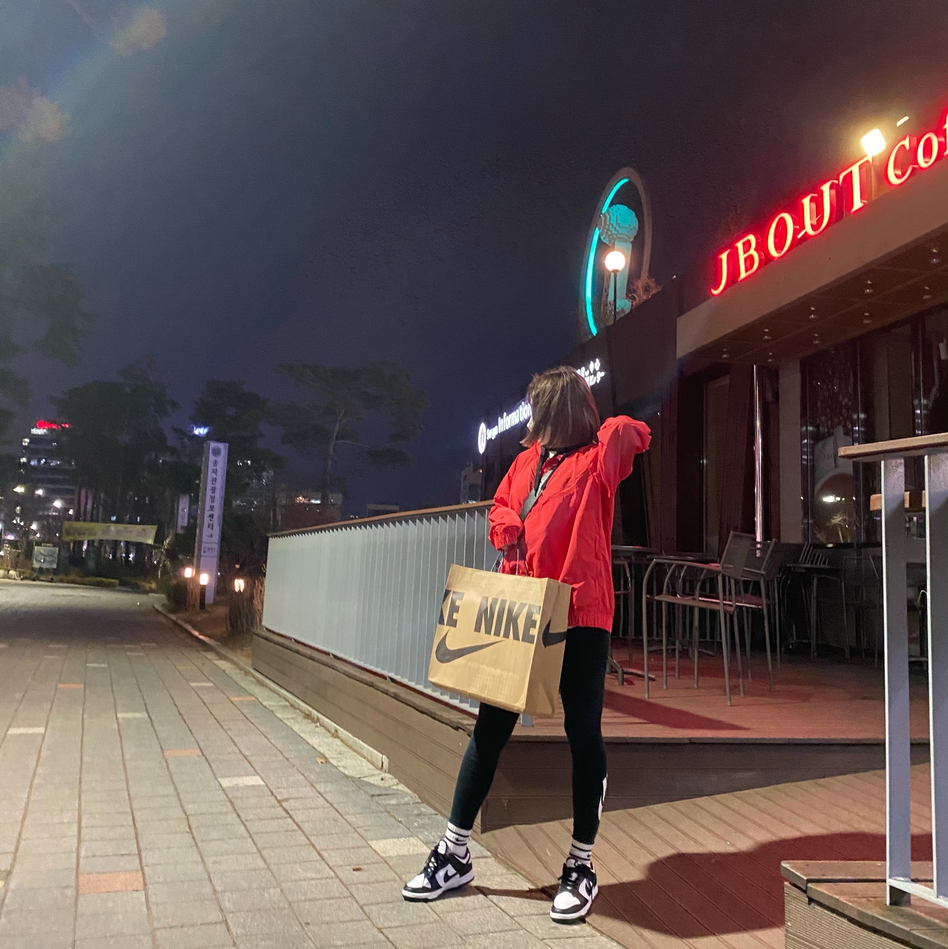 Nike x Stussy Windrunner Jacket Habanero Red, Nike Dunk Low Retro Black 착용 스타일 - 2