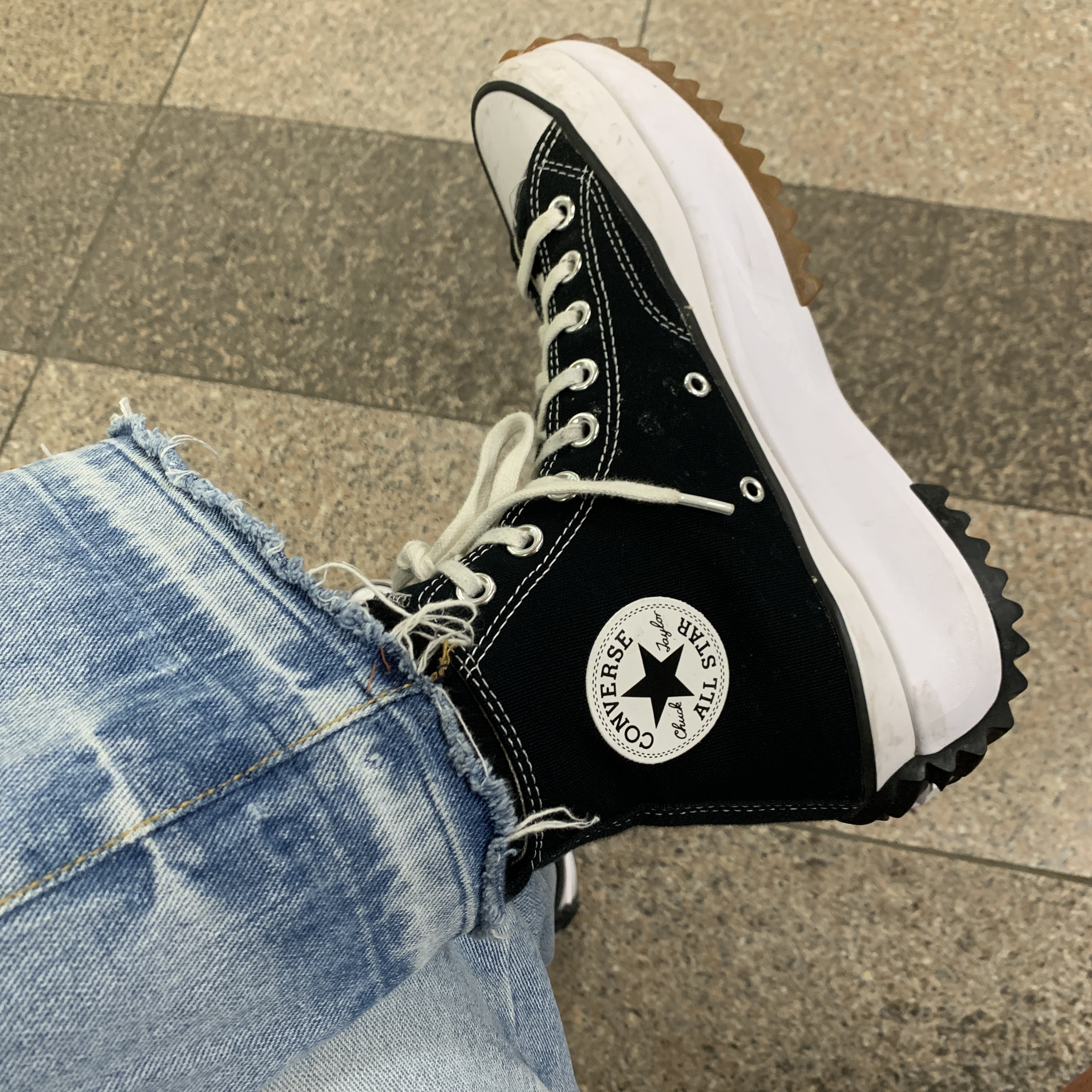 Converse Run Star Hike Hi Black White Gum 착용 스타일