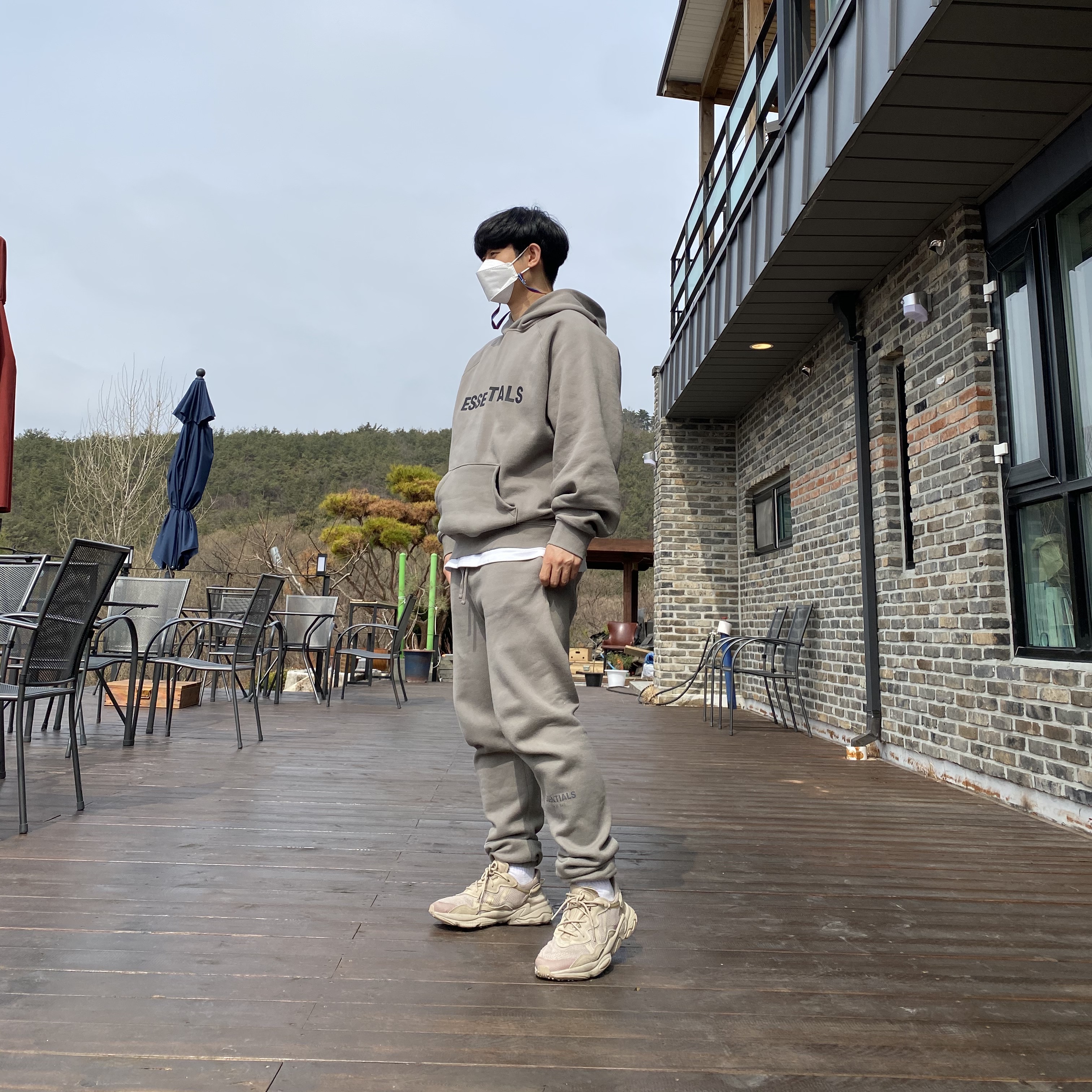 Essentials Sweatpants Cement - 20FW, Essentials 3D Silicon Applique Pullover Hoodie Cement - 20FW 착용 스타일
