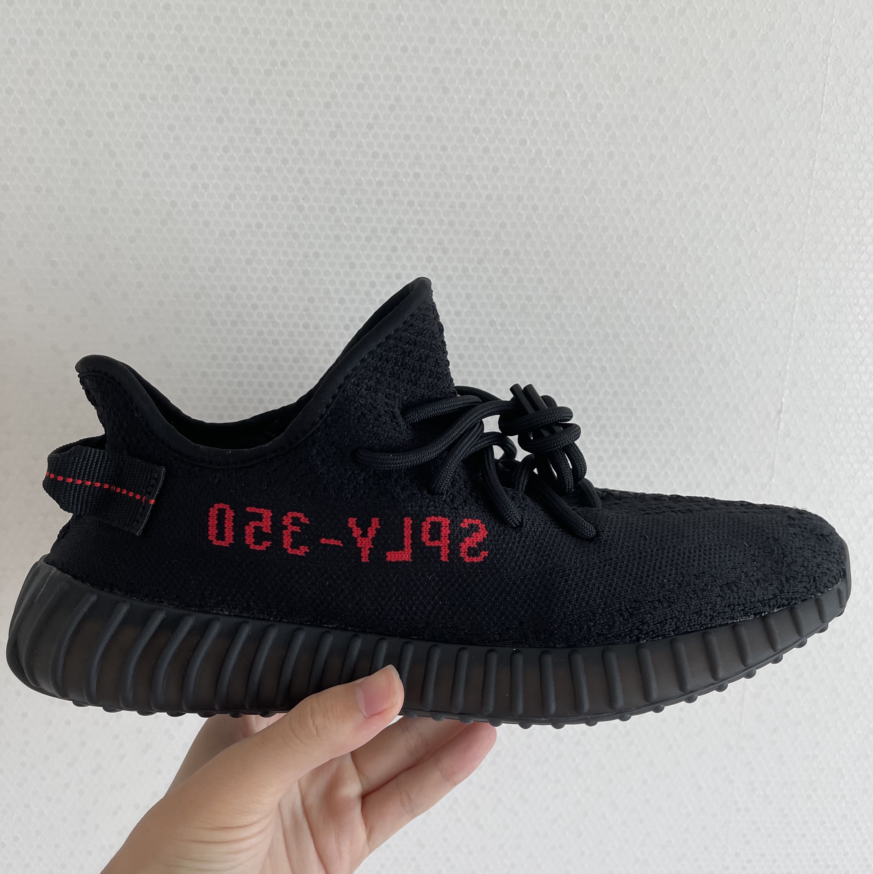 Adidas Yeezy Boost 350 V2 Black Red 2020 착용 스타일