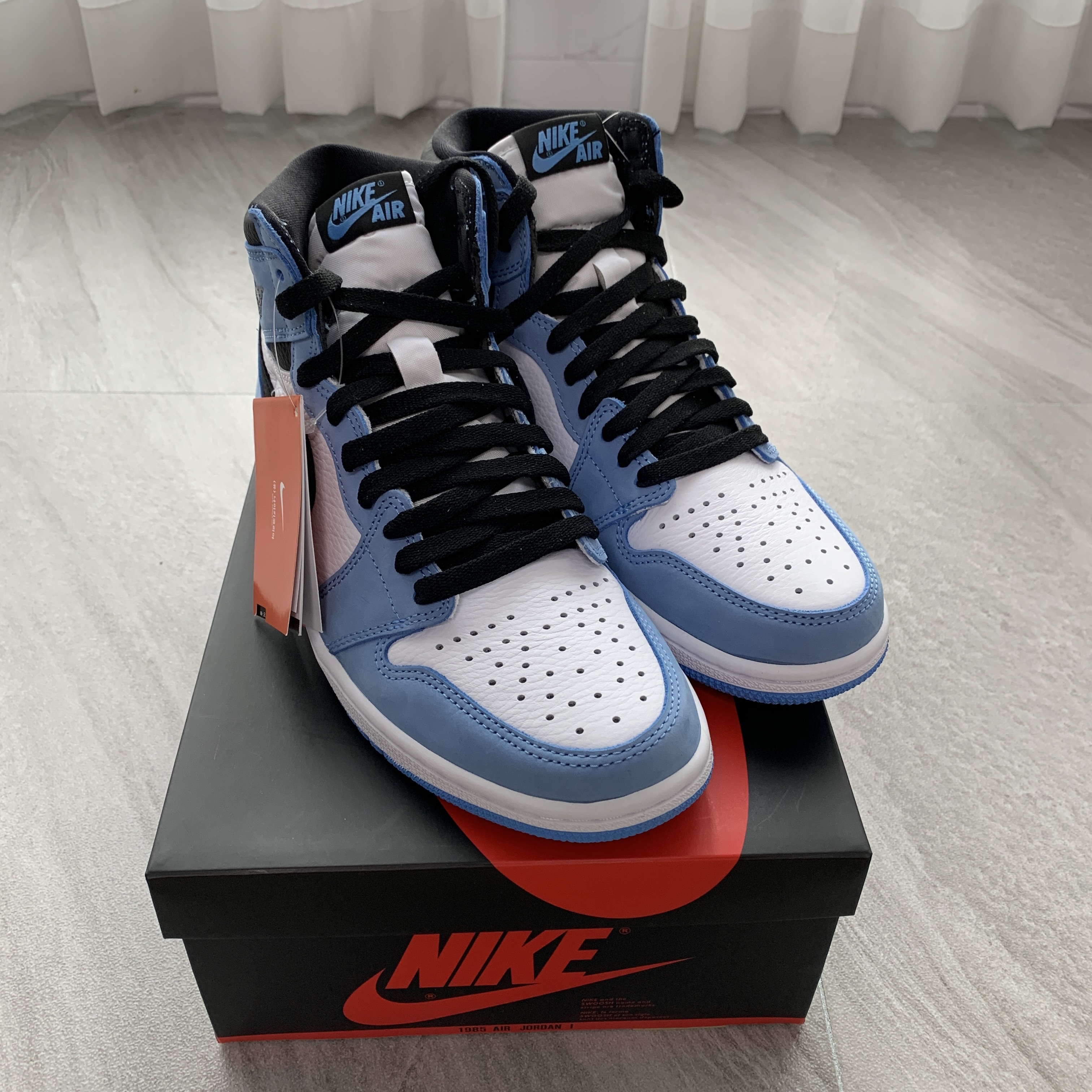 Jordan 1 Retro High OG University Blue 착용 스타일 - 2