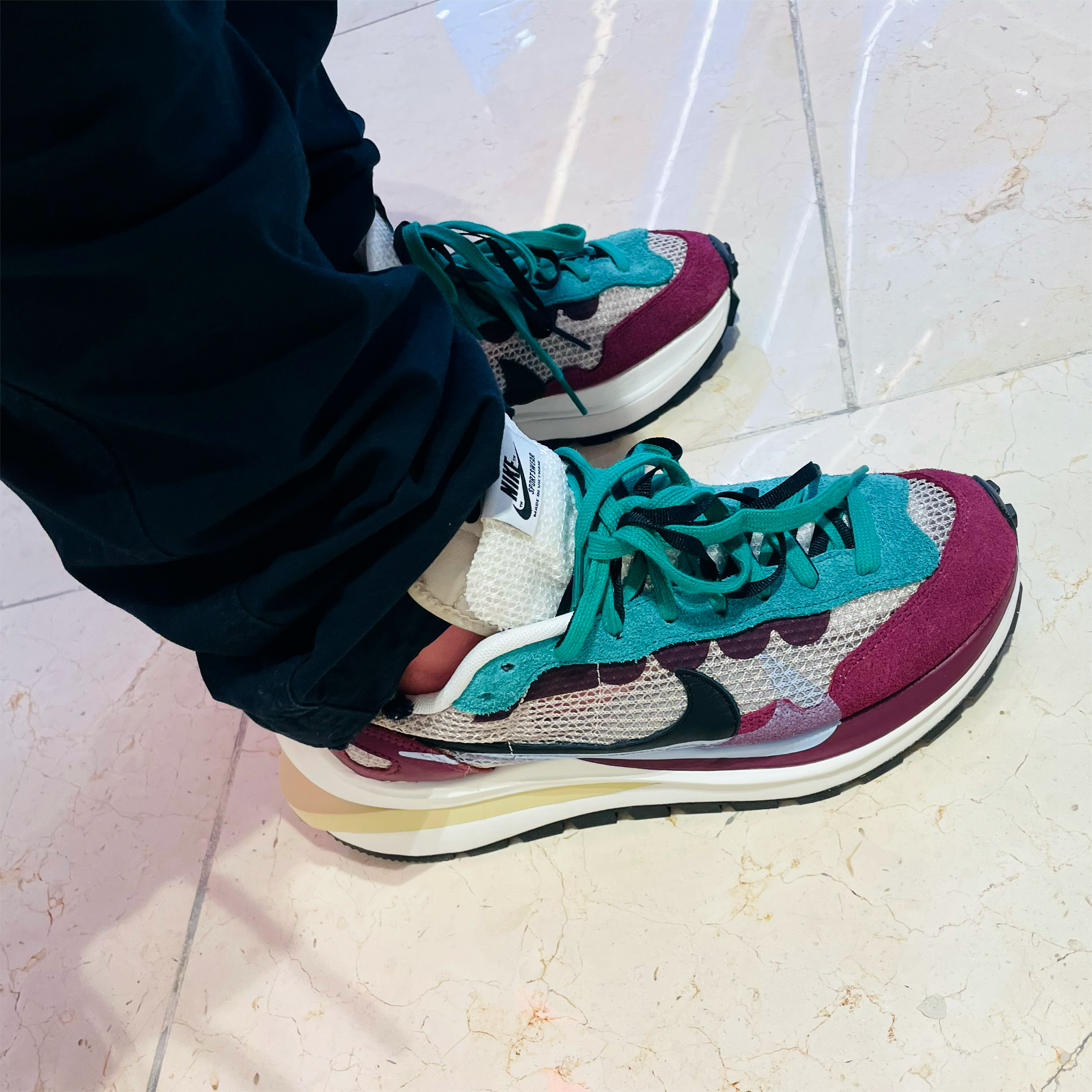 Nike x Sacai VaporWaffle String & Black Villain Red 착용 스타일 - 2