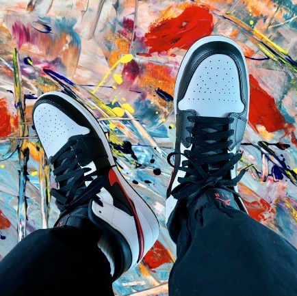 Jordan 1 Mid Black Chile Red ์ฐฉ์ฉ ์คํ์ผ