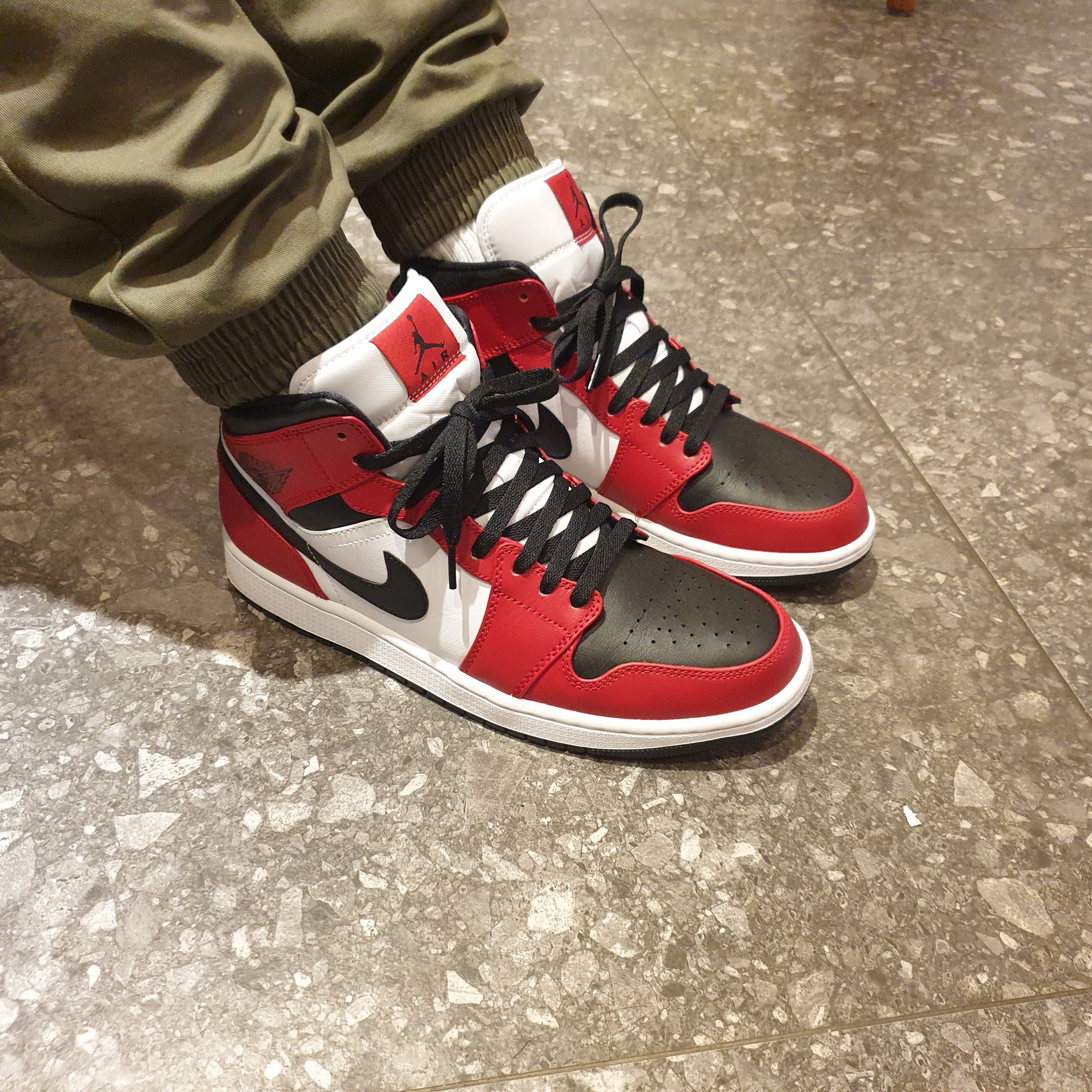 Jordan 1 Mid Chicago Black Toe 착용 스타일 - 3