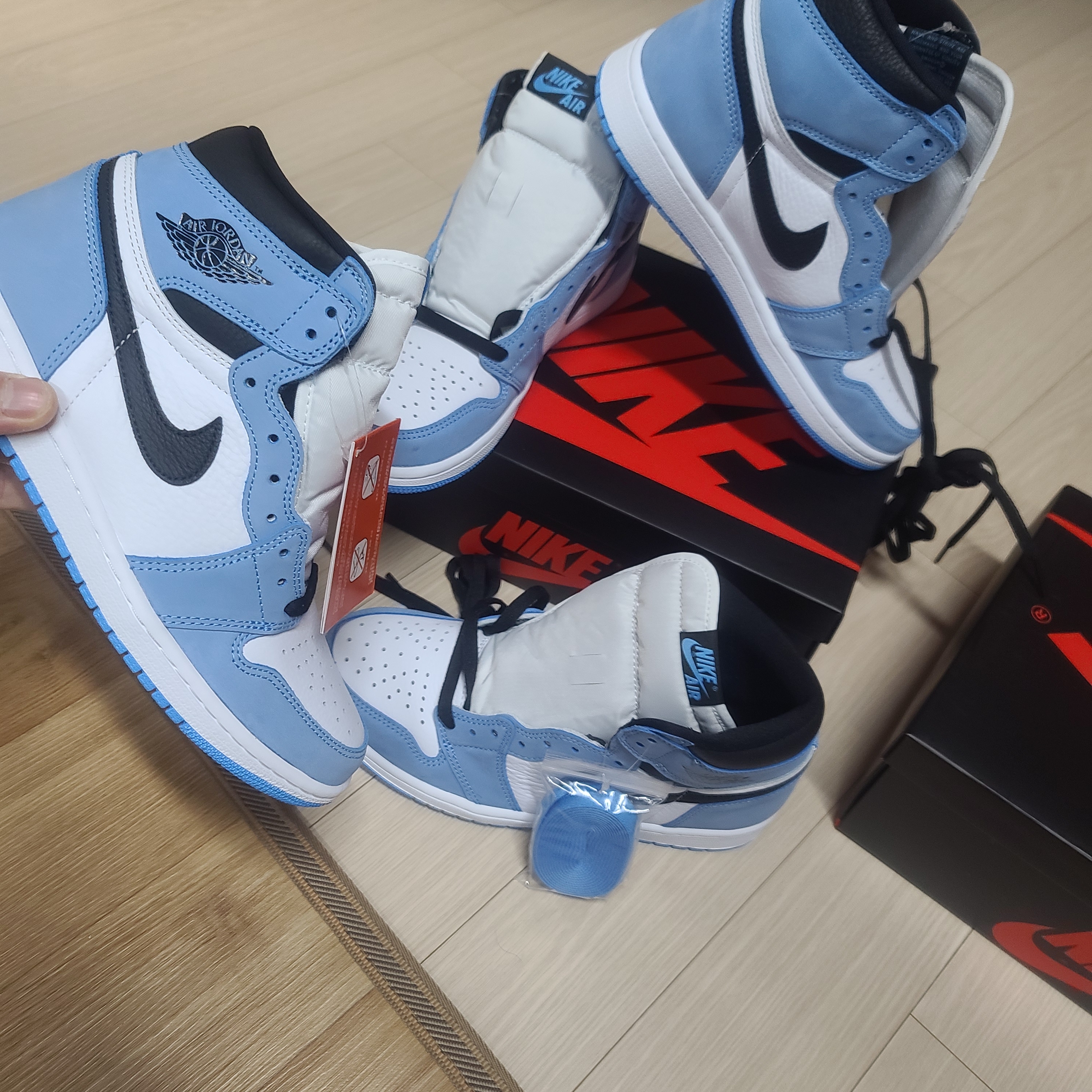 Jordan 1 Retro High OG University Blue 착용 스타일 - 5