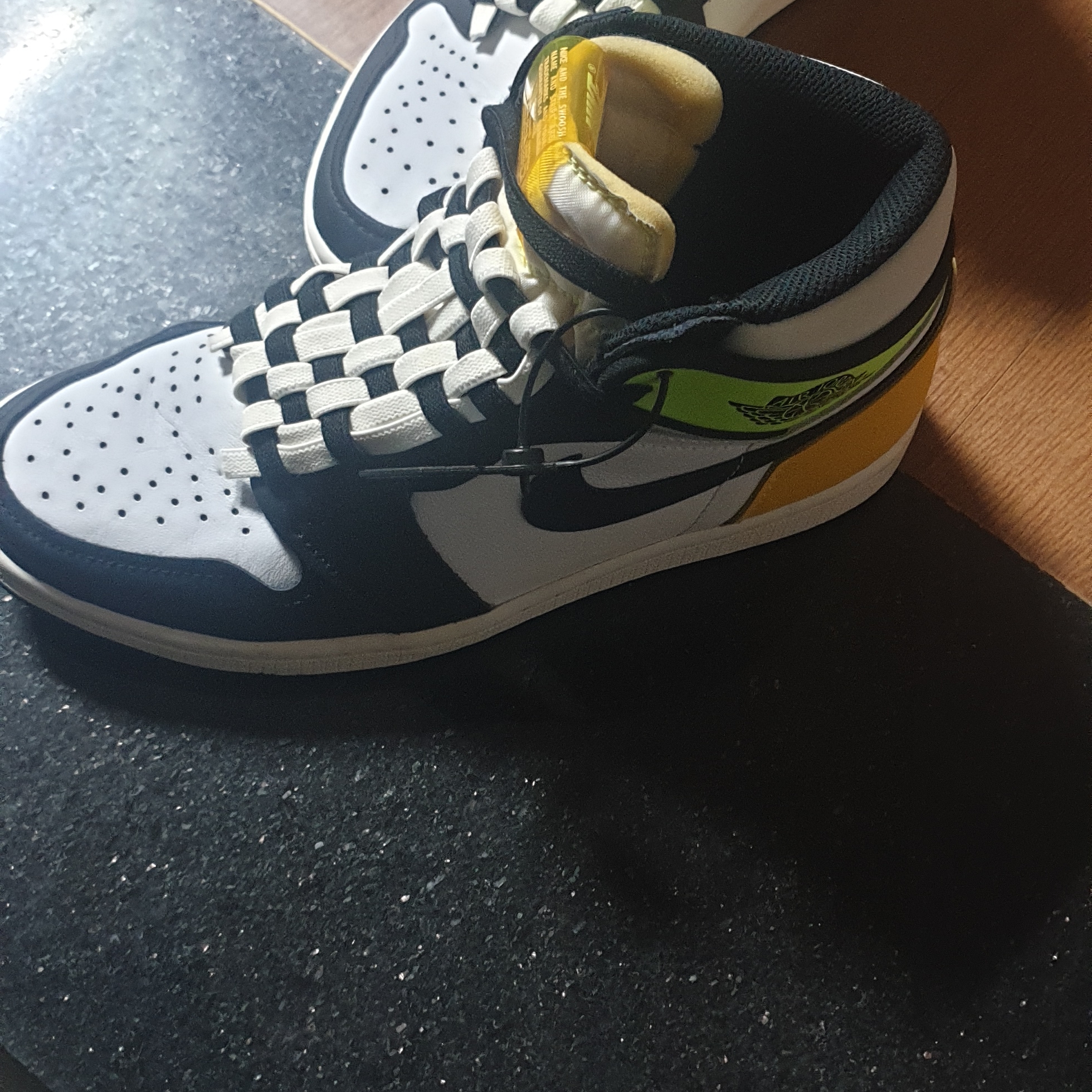 Jordan 1 Retro High OG Volt Gold 착용 스타일 - 1