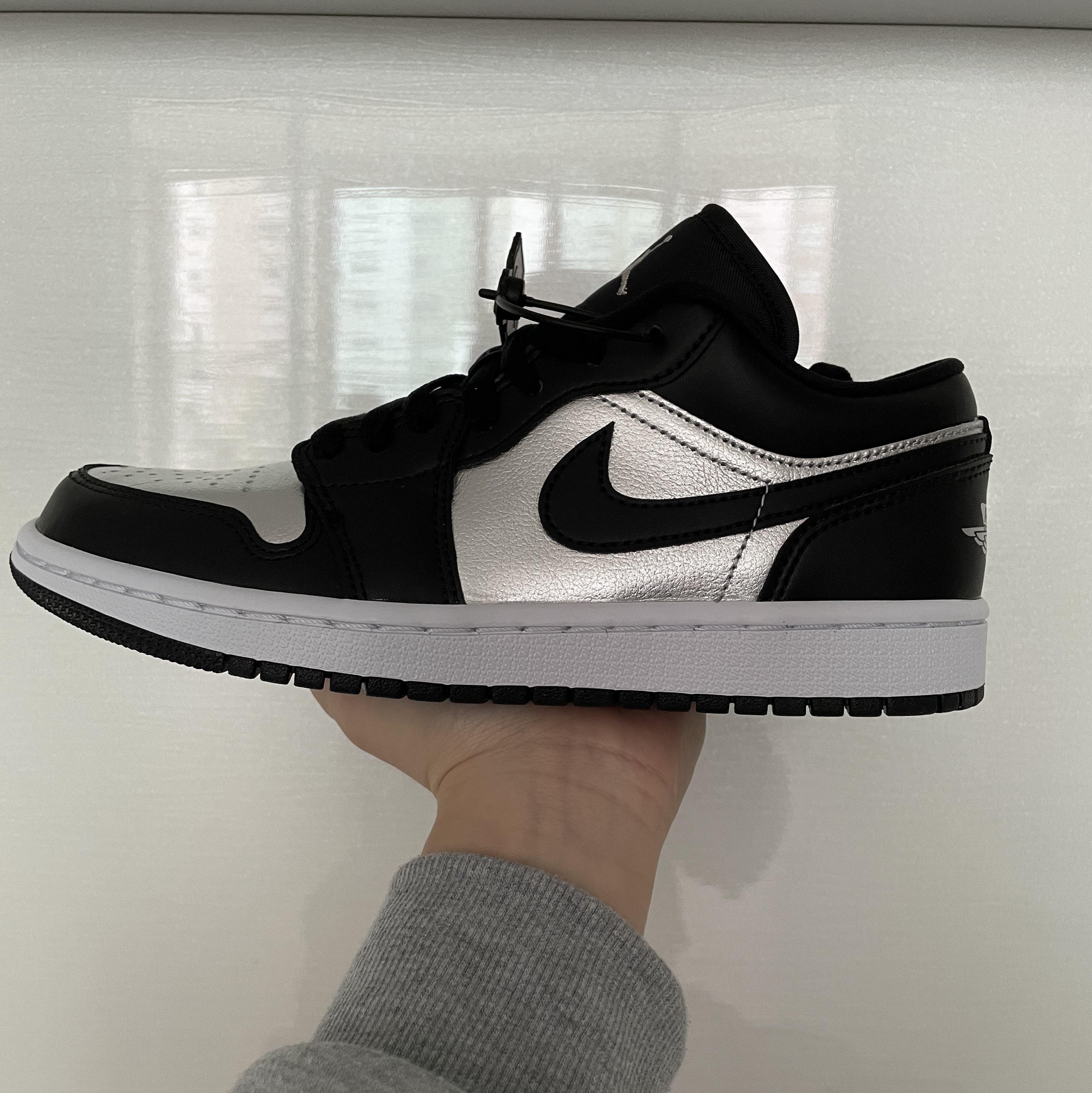 (W) Jordan 1 Low SE Silver Toe 착용 스타일 - 1