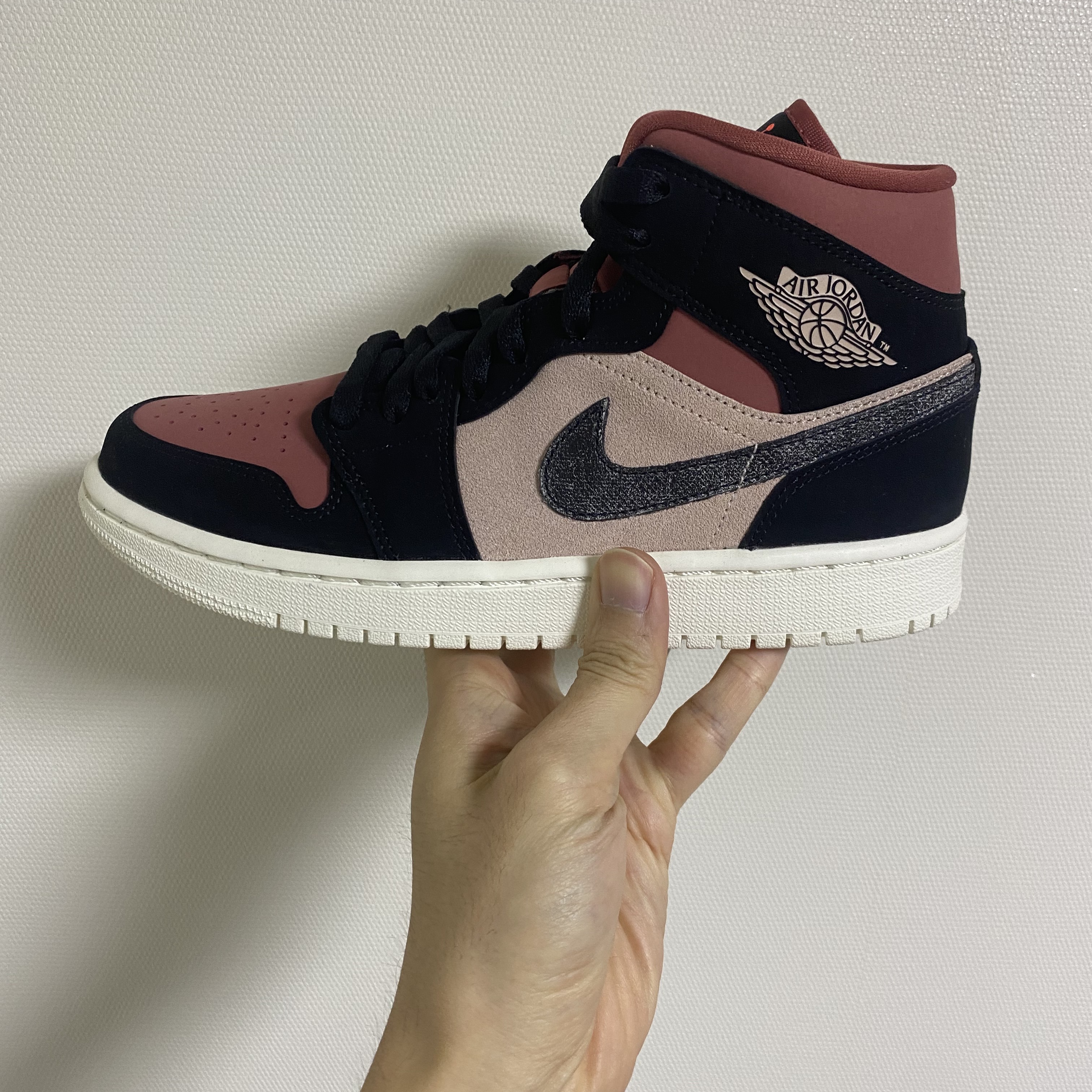(W) Jordan 1 Mid Burgundy Dusty Pink 착용 스타일