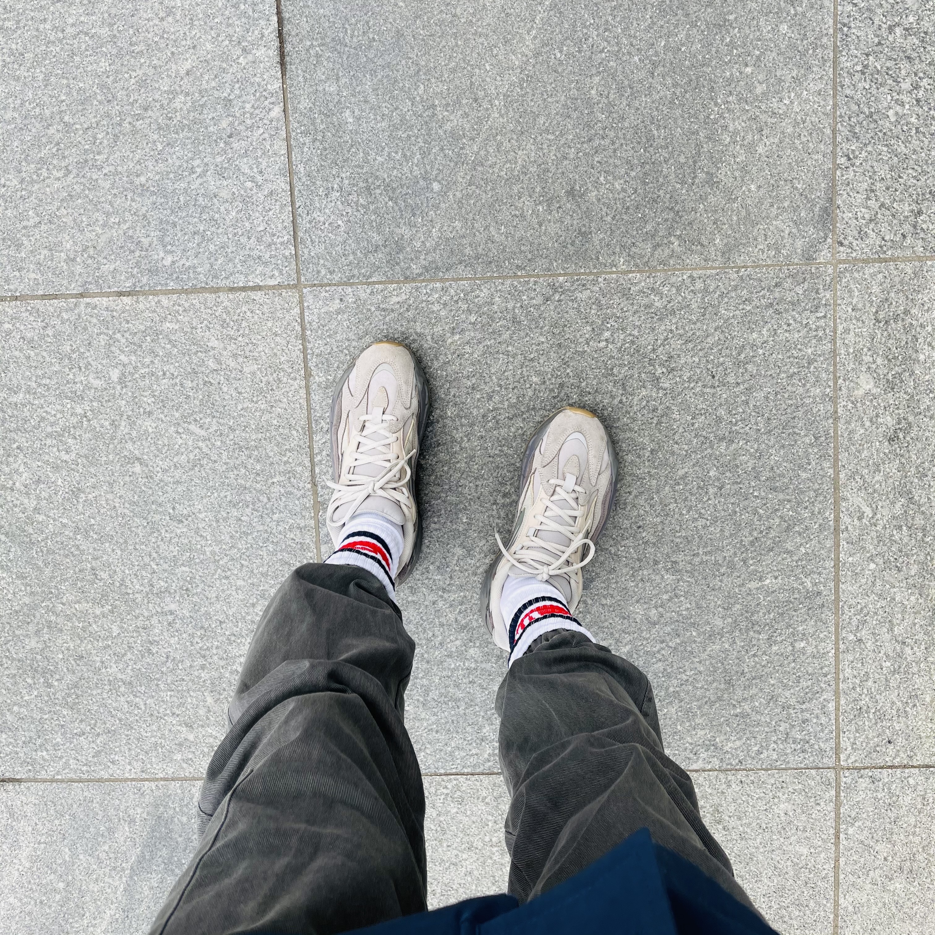 Adidas Yeezy Boost 700 V2 Tephra 착용 스타일