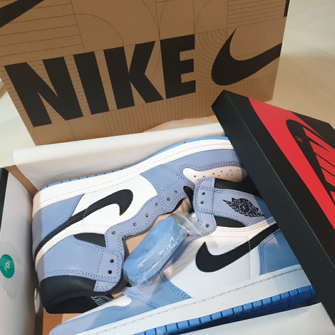 Jordan 1 Retro High OG University Blue 착용 스타일 - 1