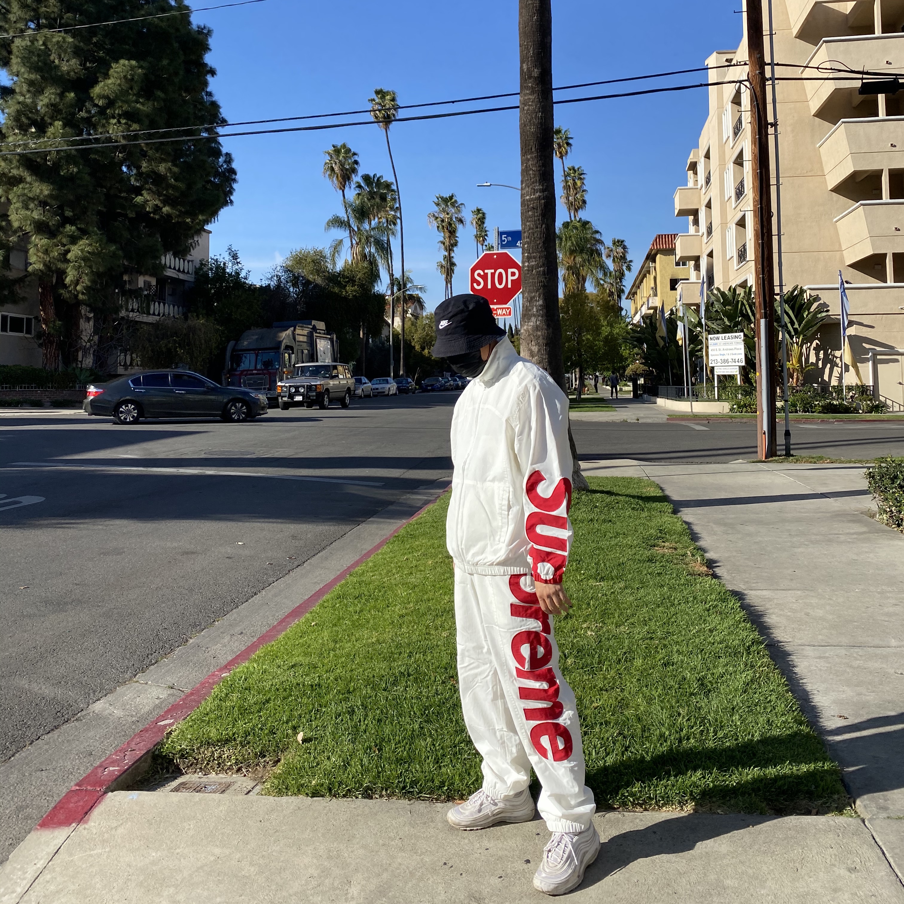 Supreme Spellout Track Jacket White - 21SS, Supreme Spellout Track Pants White - 21SS 착용 스타일 - 1