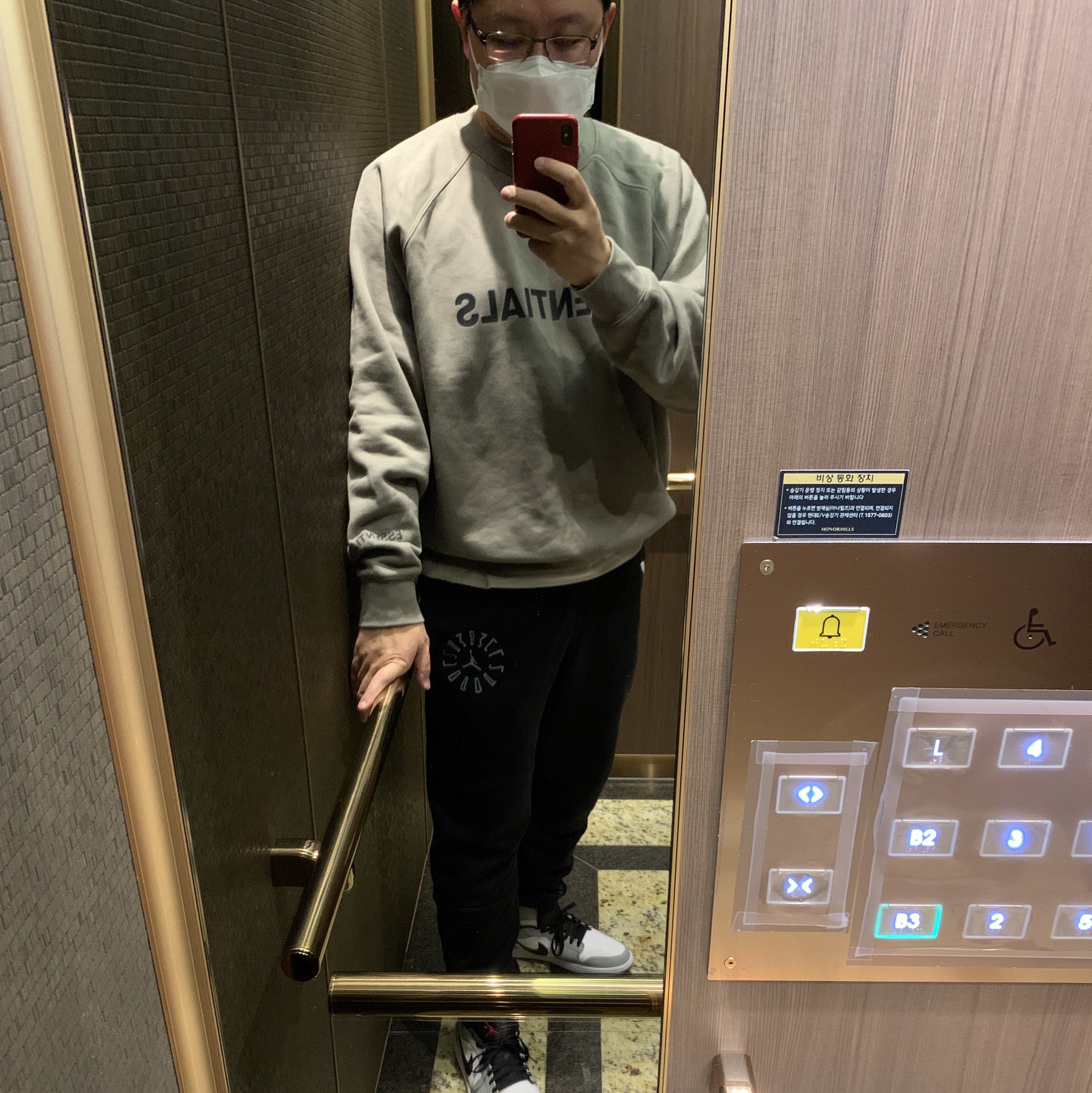 Essentials 3D Silicon Applique Crewneck Cement - 20FW, Jordan 1 Low Light Smoke Grey 착용 스타일
