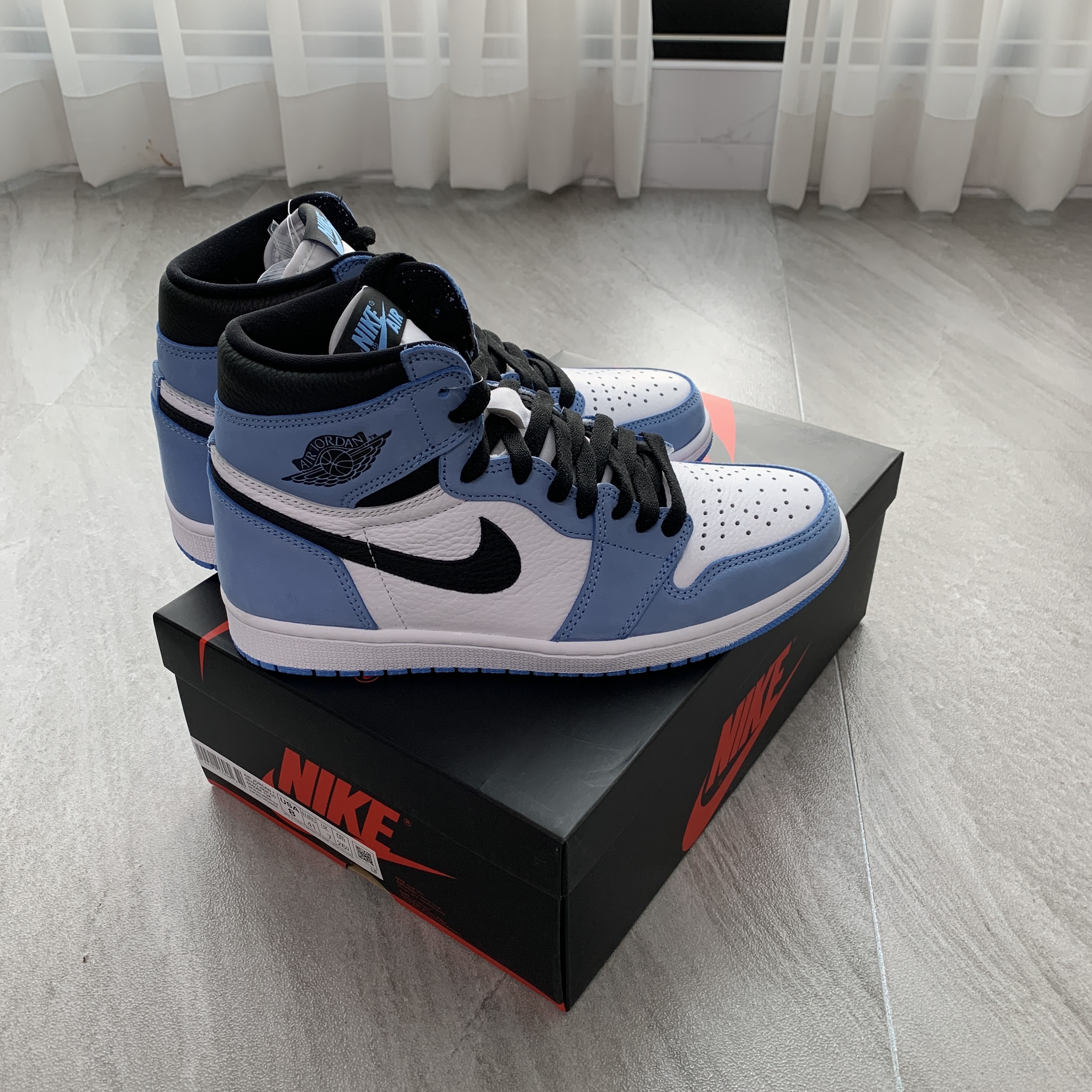 Jordan 1 Retro High OG University Blue 착용 스타일 - 4