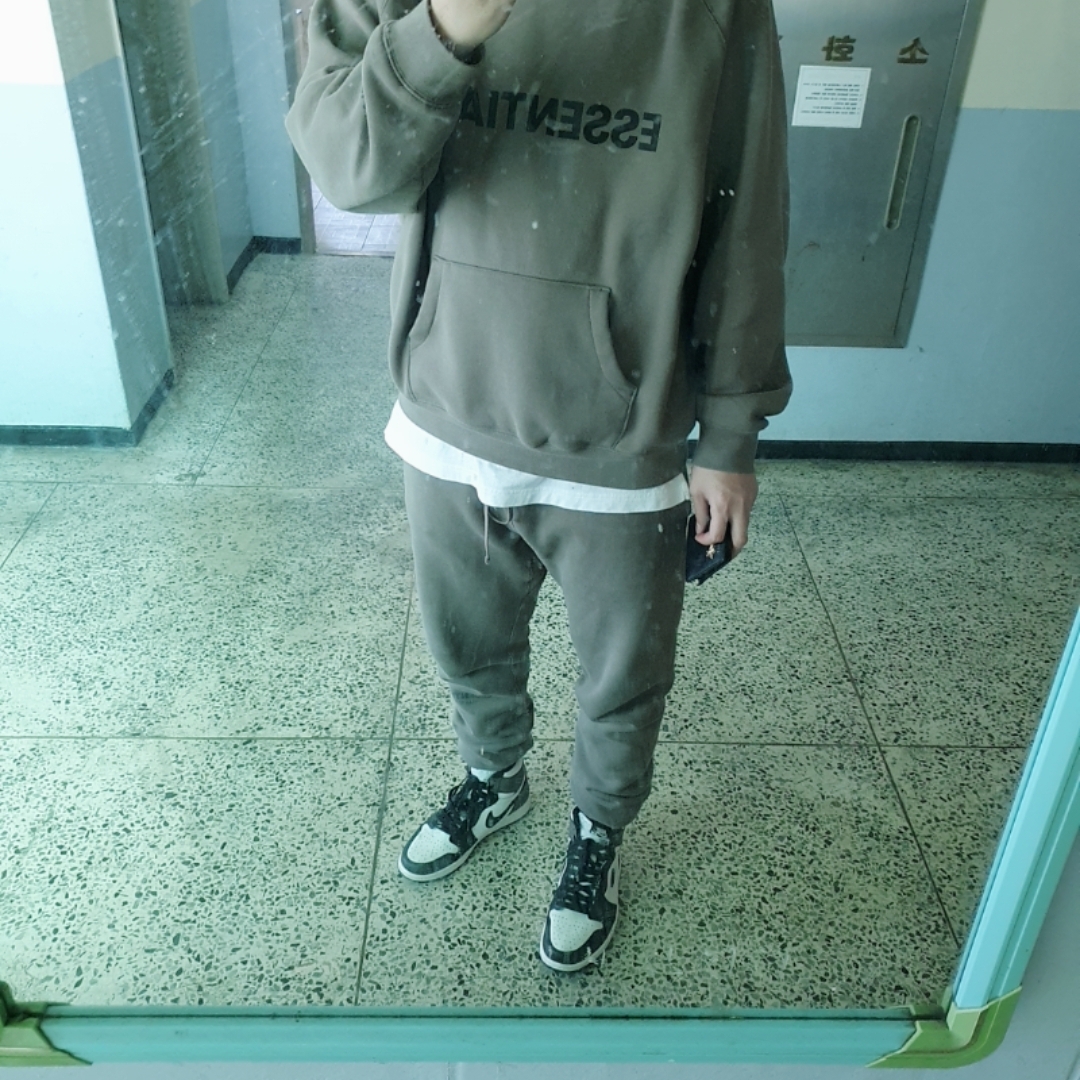 Jordan 1 Retro High OG Black Mocha, Essentials 3D Silicon Applique Pullover Hoodie Taupe - 20FW 착용 스타일