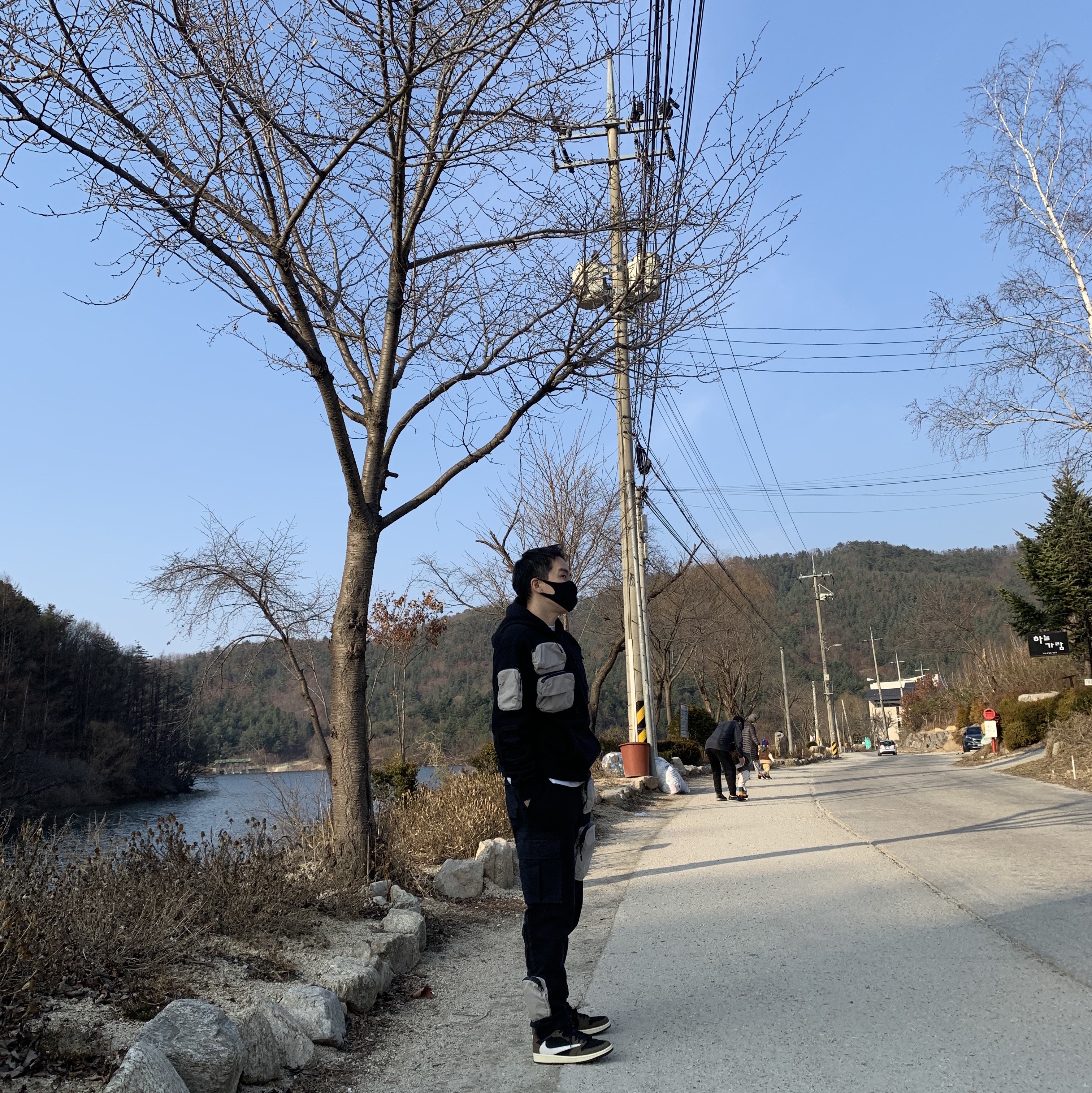 Jordan 1 x Travis Scott Retro Low OG SP Mocha, Nike x Travis Scott NRG AG Utility Hoodie Black 착용 스타일 - 2