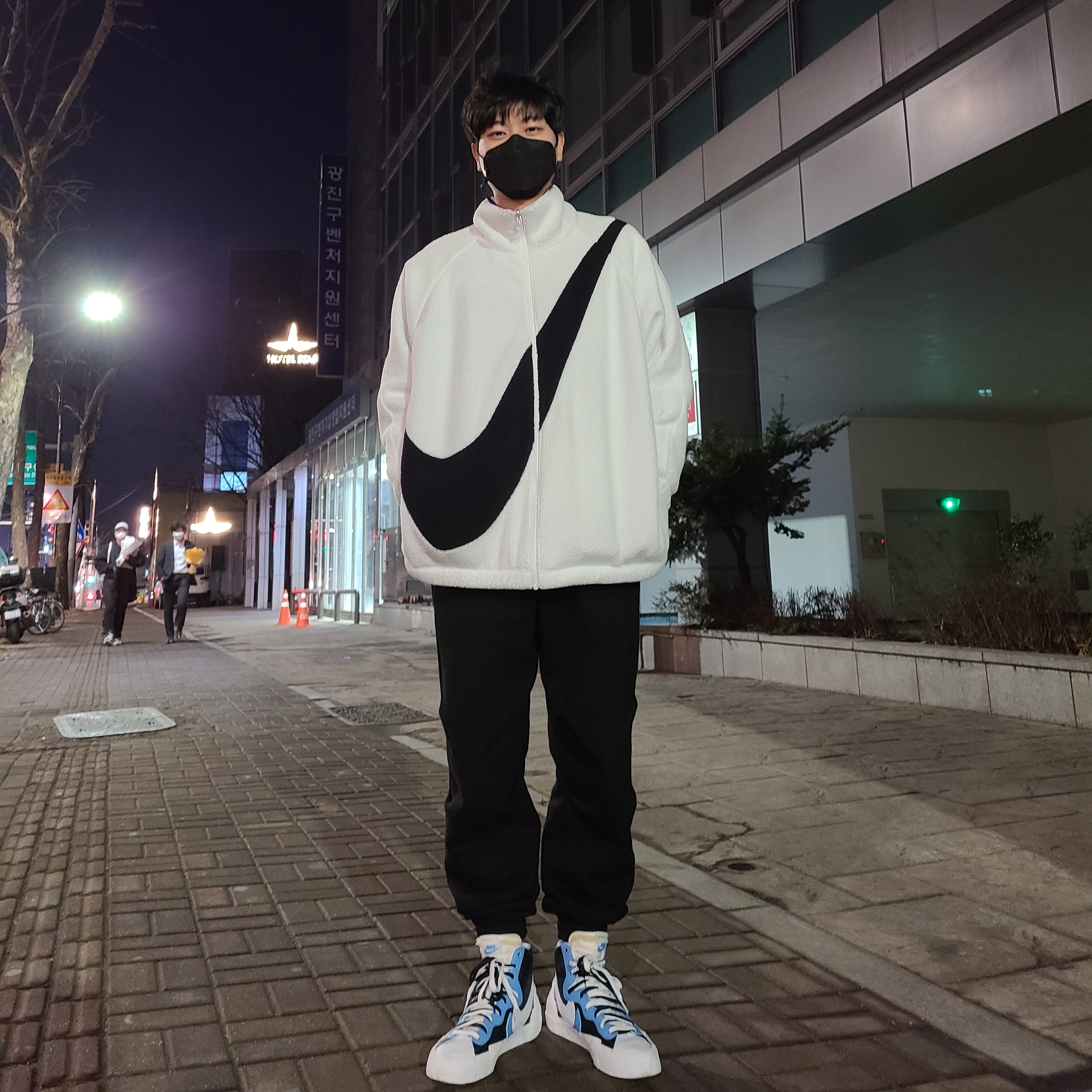 Nike x Sacai Blazer Mid White Black Legend Blue 착용 스타일
