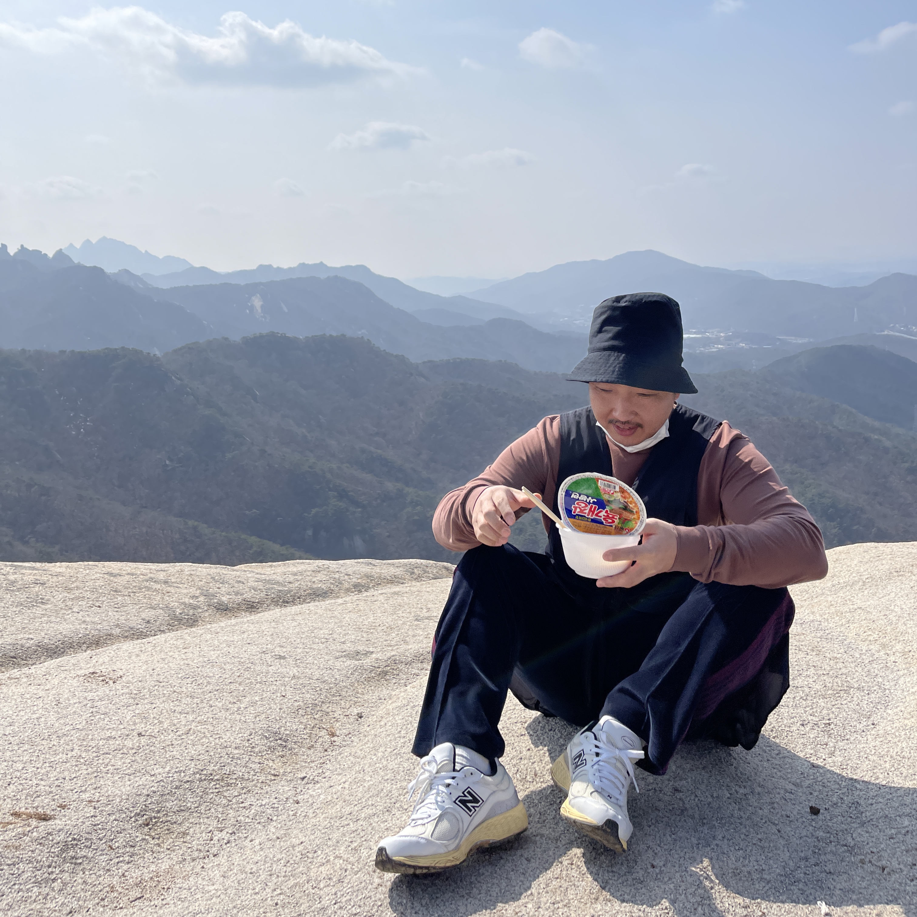 New Balance x Thisisneverthat 2002R White 착용 스타일