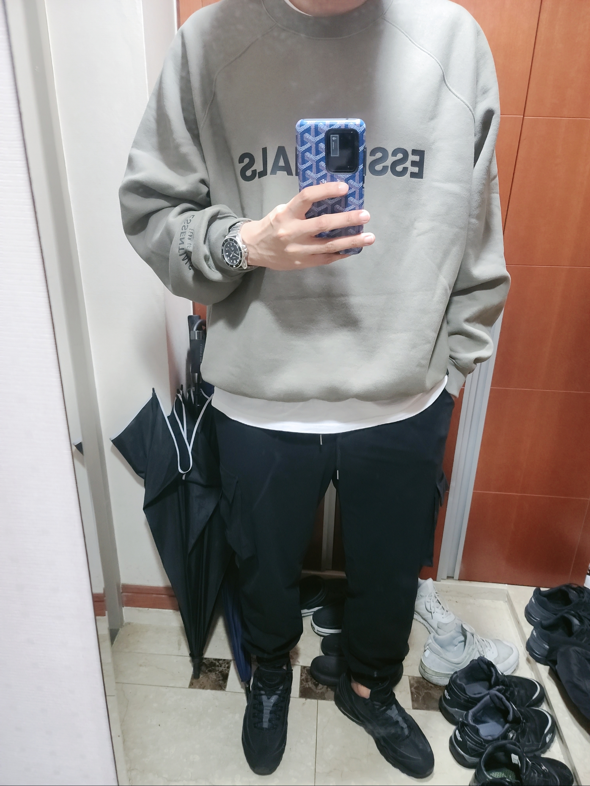 Nike Air Max 95 Triple Black, Essentials 3D Silicon Applique Crewneck Cement - 20FW 착용 스타일