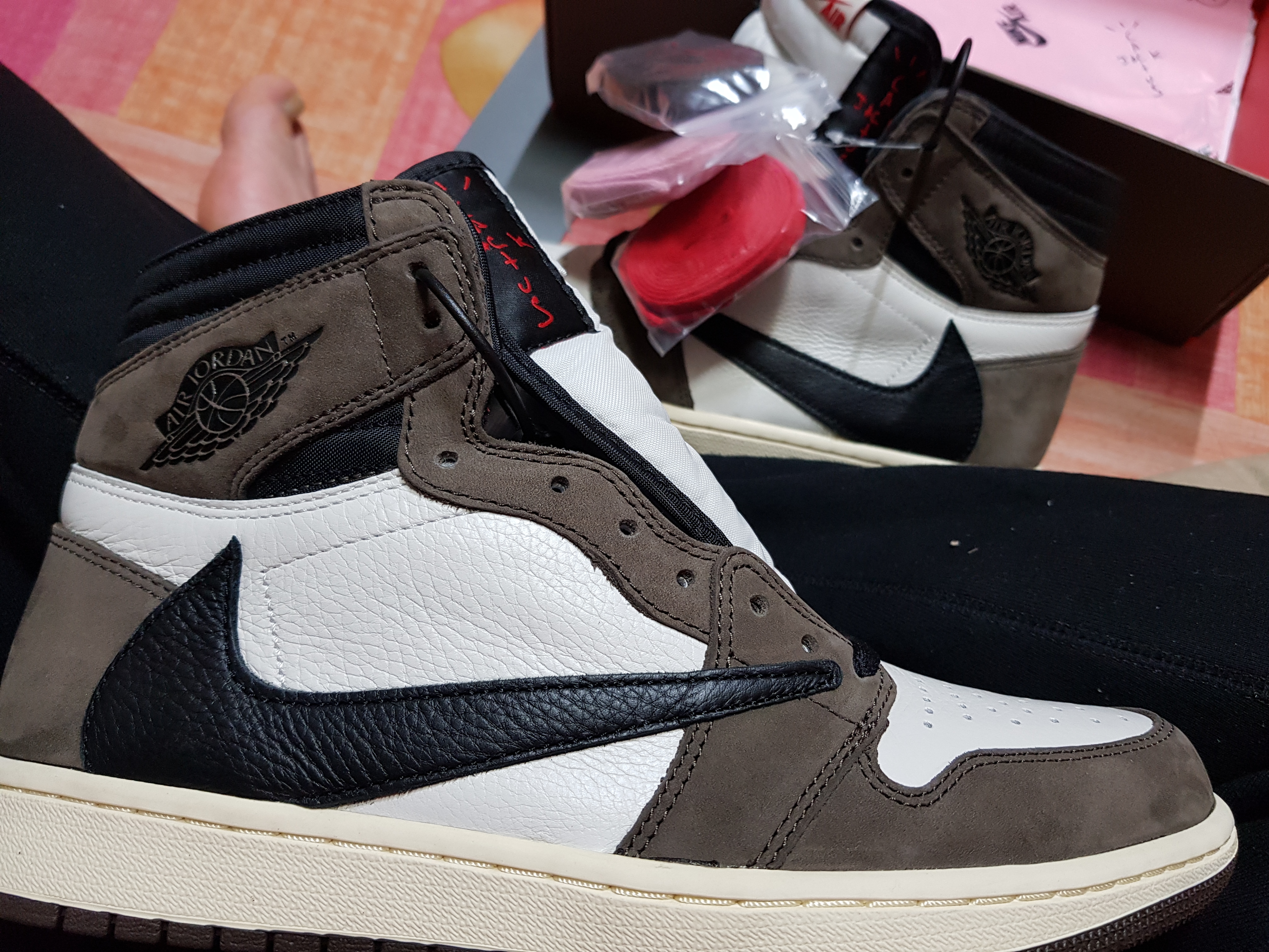 Jordan 1 x Travis Scott Retro High OG SP Mocha 착용 스타일 - 1
