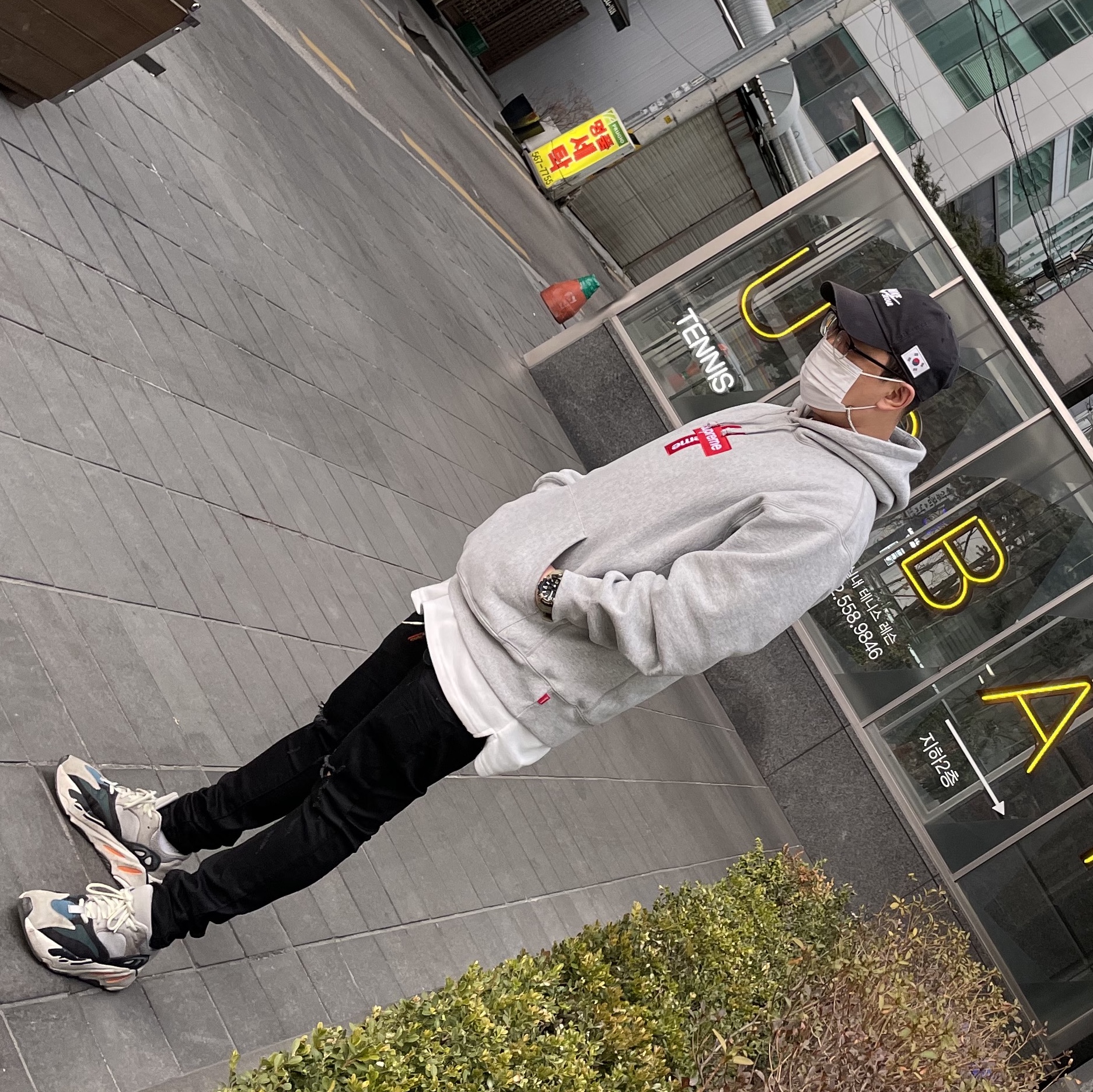 Supreme Cross Box Logo Hooded Sweatshirt Heather Grey - 20FW, Adidas Yeezy Boost 700 Wave Runner Solid Grey 2017/2019 착용 스타일