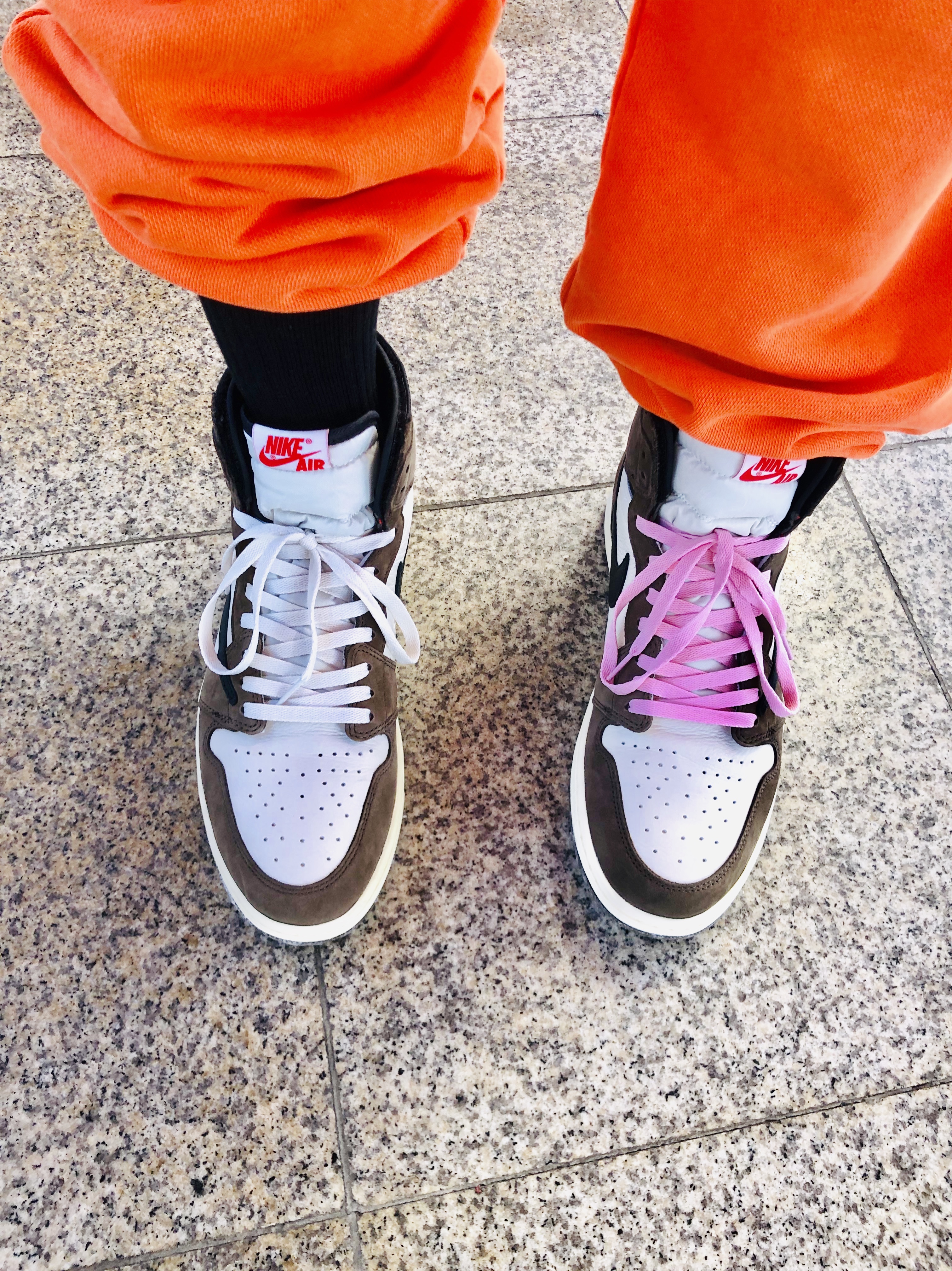 Jordan 1 x Travis Scott Retro High OG SP Mocha 착용 스타일 - 2