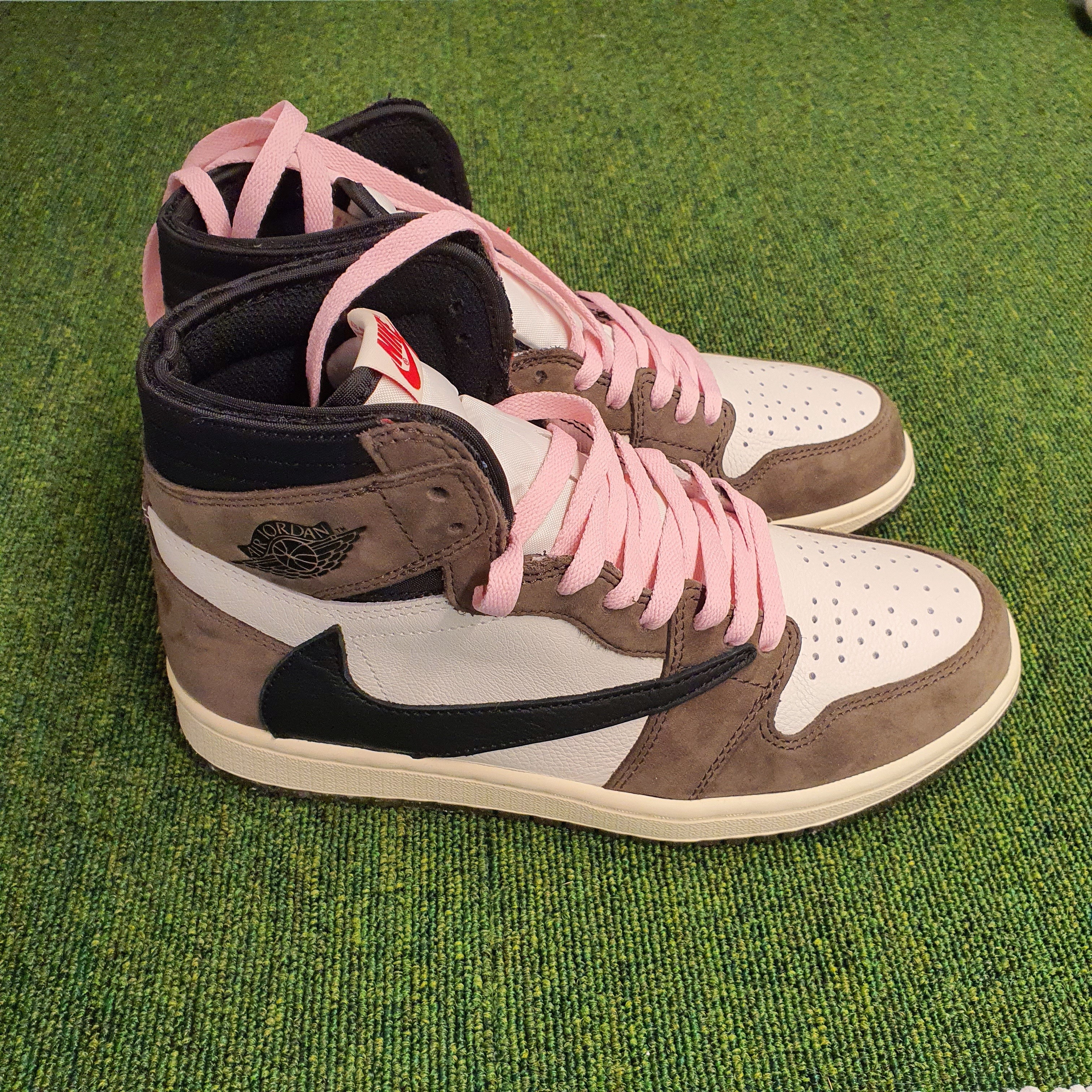 Jordan 1 x Travis Scott Retro High OG SP Mocha 착용 스타일 - 3