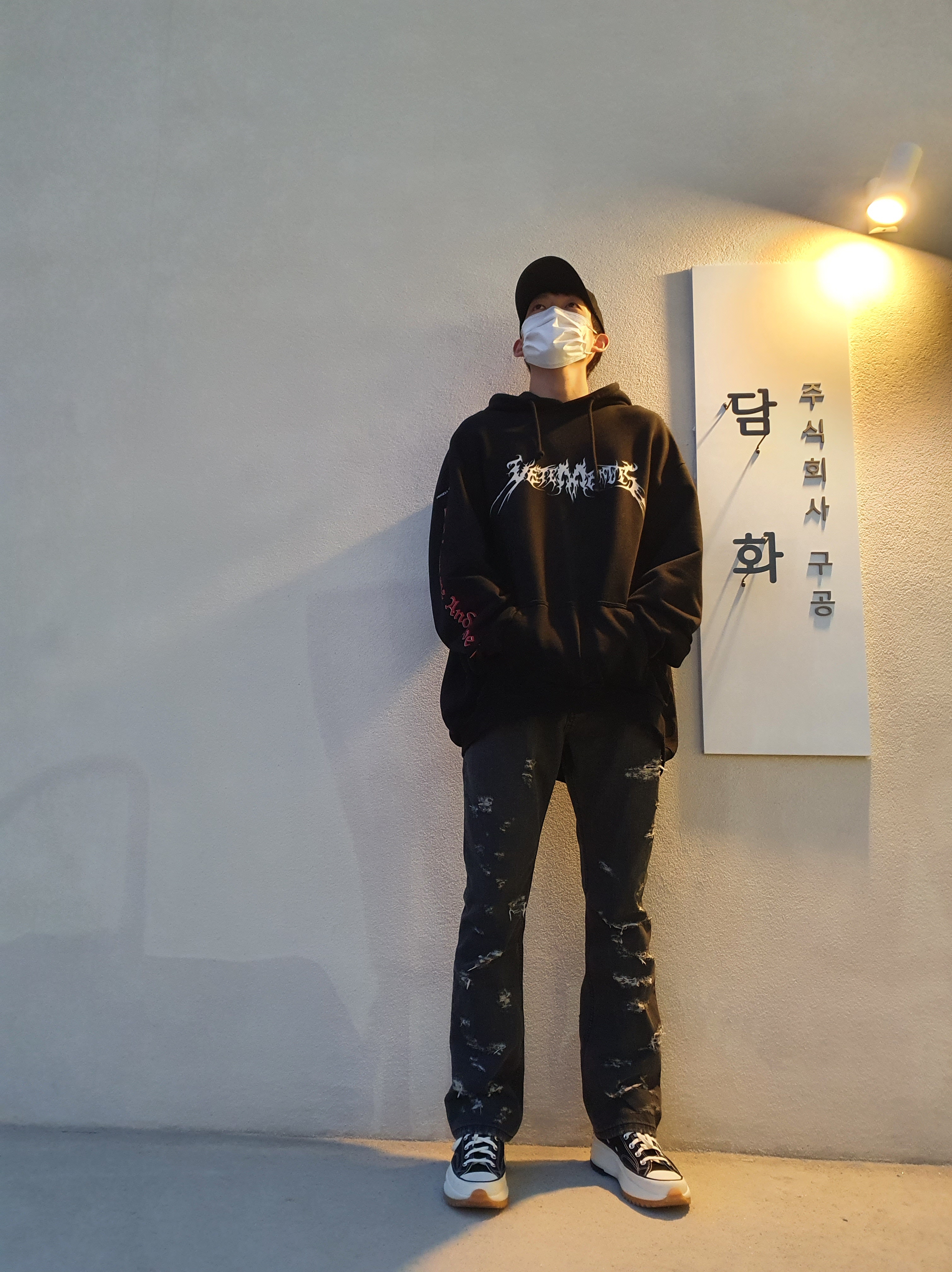 Converse x JW Anderson Run Star Hike Hi Black 착용 스타일