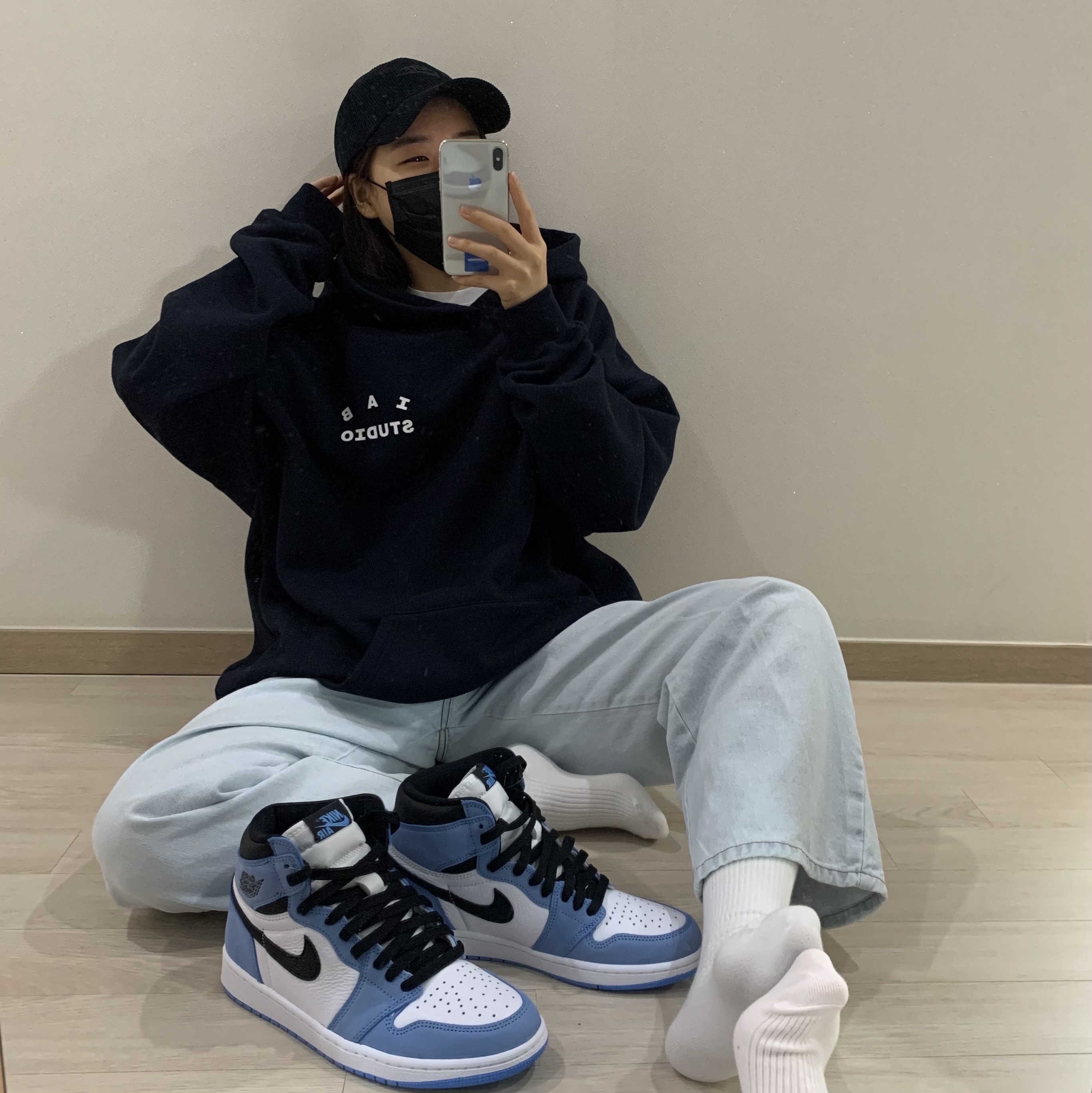 Jordan 1 Retro High OG University Blue 착용 스타일 - 1