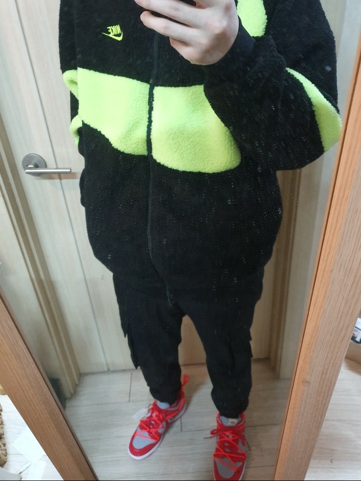 Nike Big Swoosh Full Zip Jacket Black Volt, Nike x Off-White Dunk Low University Red 착용 스타일