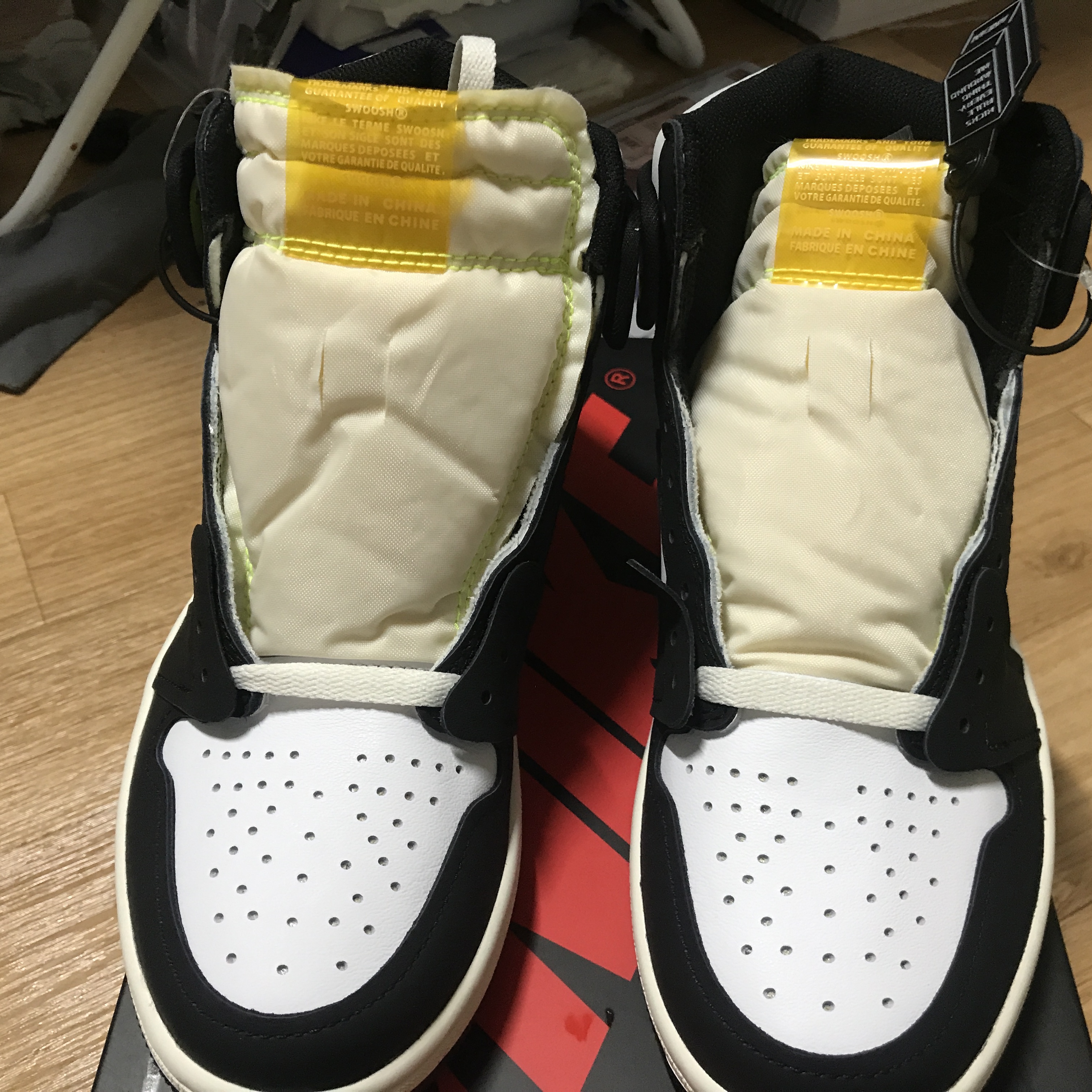 Jordan 1 Retro High OG Volt Gold 착용 스타일 - 3