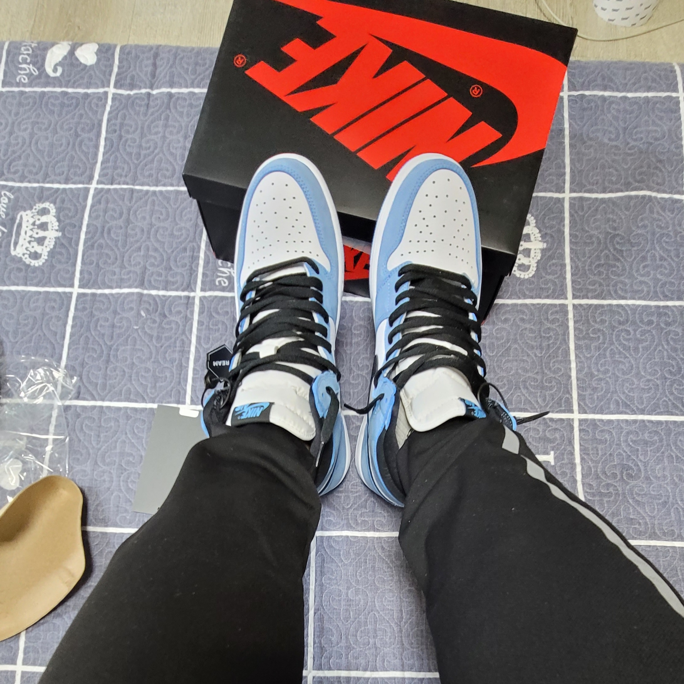 Jordan 1 Retro High OG University Blue, (GS) Jordan 1 Retro High OG University Blue 착용 스타일 - 2